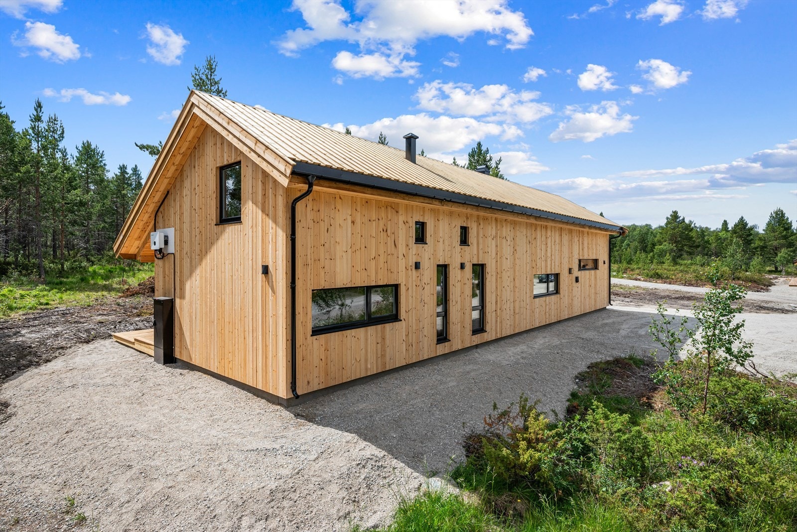 Det er enkel adkomst via bilvei helt frem, og tomten har gode muligheter for parkering på en singlet gårdsplass. Galleribilde