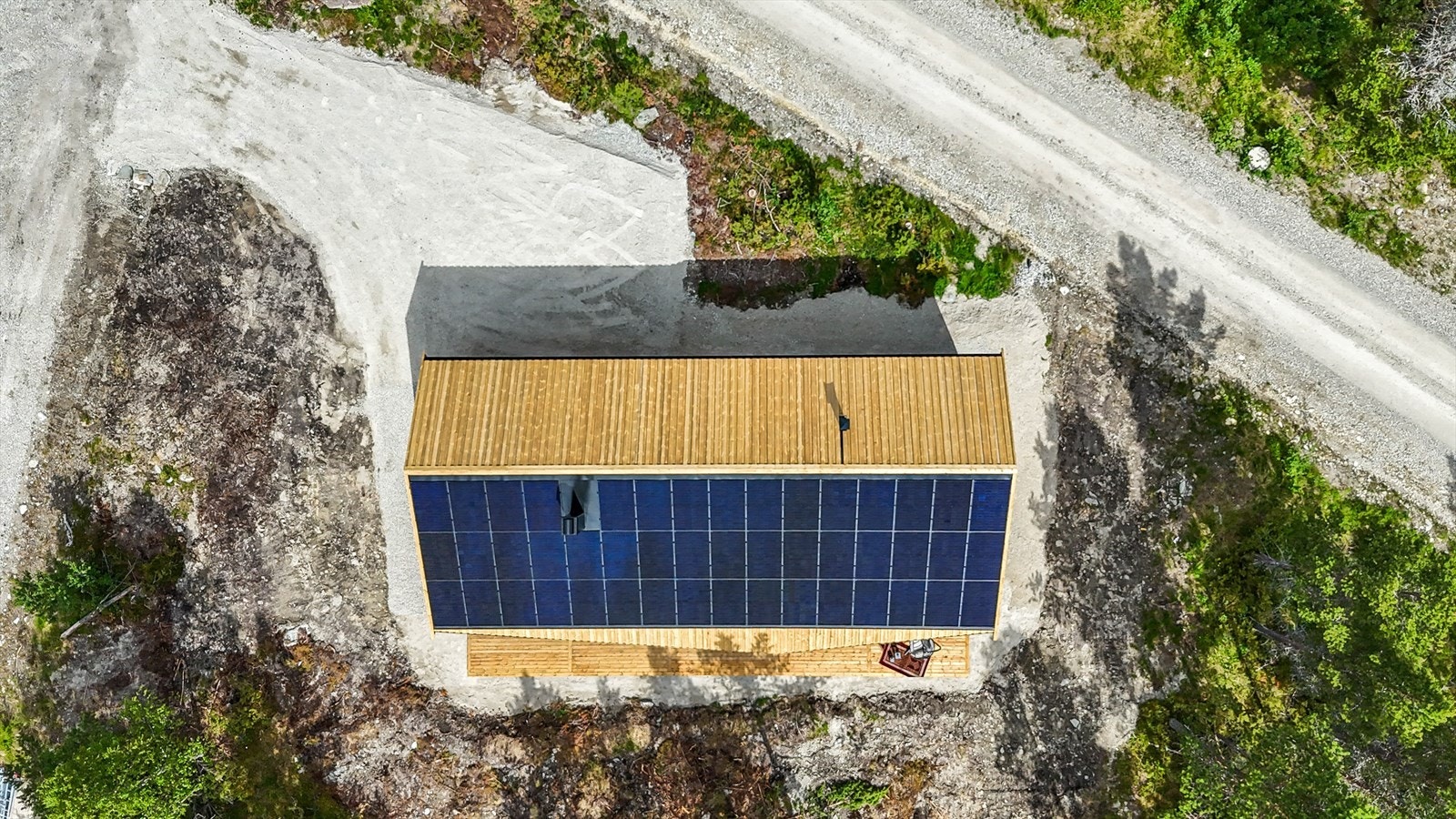 Solcellepanel er installert på taket - Solcellene produserer 21 000 kwt. og forsyner hele hytta (og vel så det) med strøm. Galleribilde