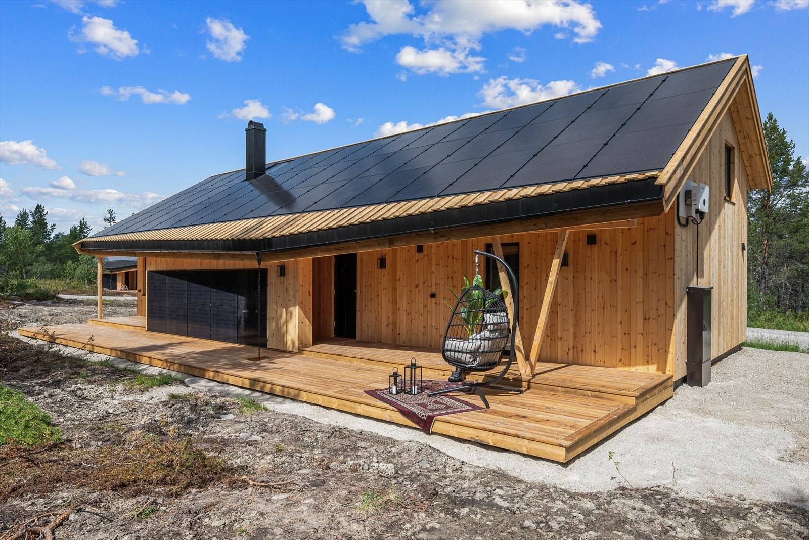 Utenfor stuen og badet har hytta en herlig og delvis overbygget terrasse på ca. 58 kvm. Terrassen innredes enkelt i ulike soner, og innbyr til både stille stunder og lange, sosiale kvelder. Galleribilde