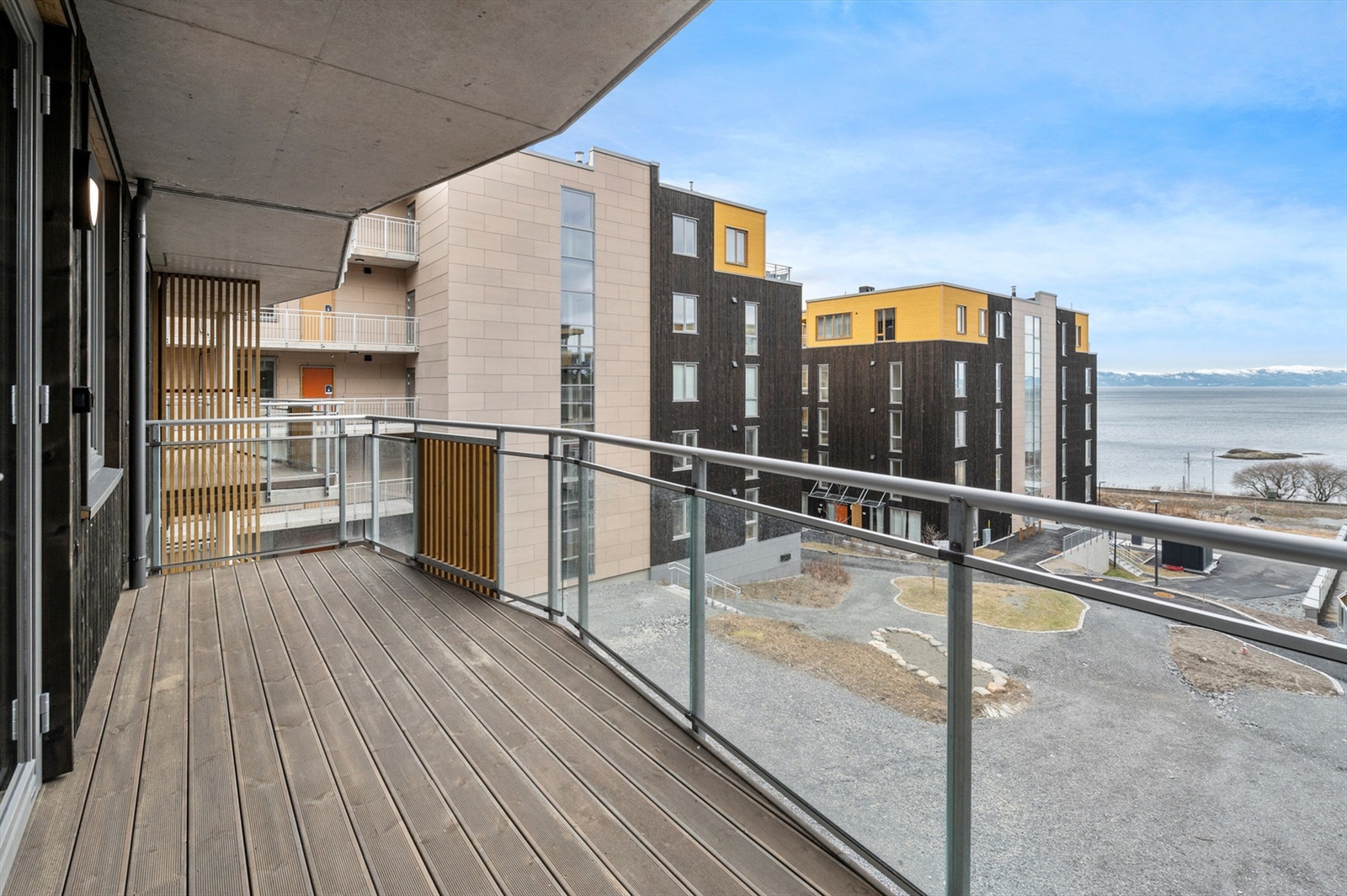 Fra stuen har man tilgang til en koselig balkong med vakker utsikt og gode solforhold. Galleribilde