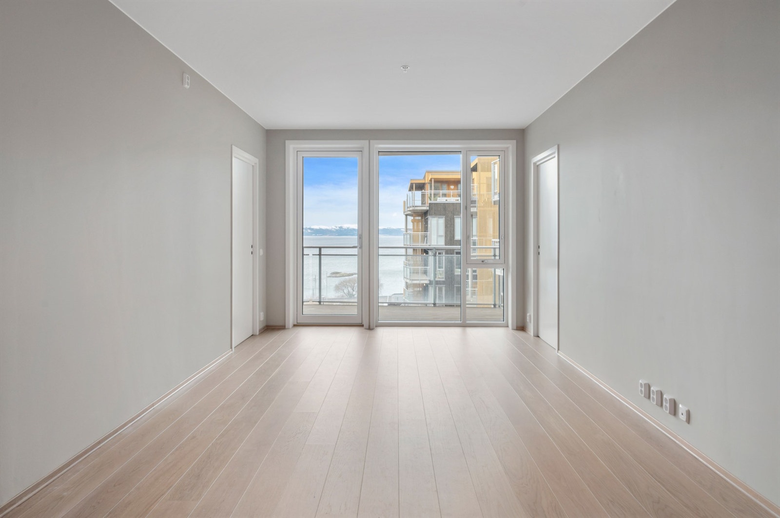 Her har man plass til både spisebord og sofagruppe. Galleribilde
