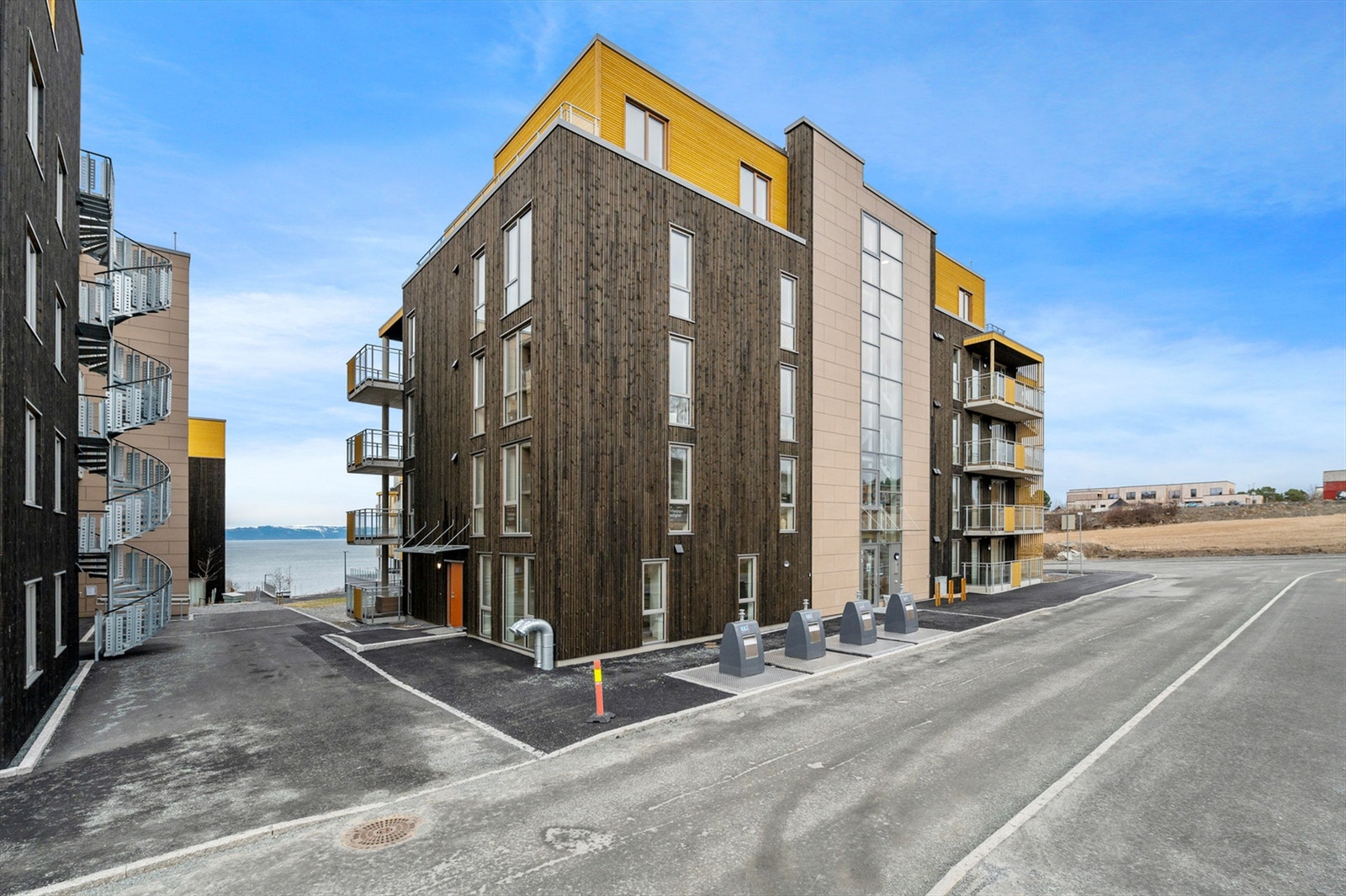 Leiligheten ligger i et etablert og barnevennlig boligområde, populært blant både fastboende og besøkende som ønsker å nyte naturens ro. Galleribilde