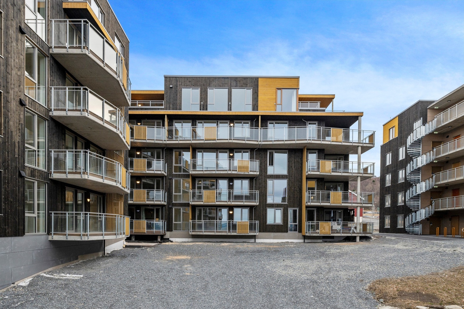 Leiligheten har en sentral beliggenhet med korte avstander til dagligvarebutikk, post, legekontor, bank, skole, togstasjon, bussforbindelser og ulike idrettsanlegg. Galleribilde