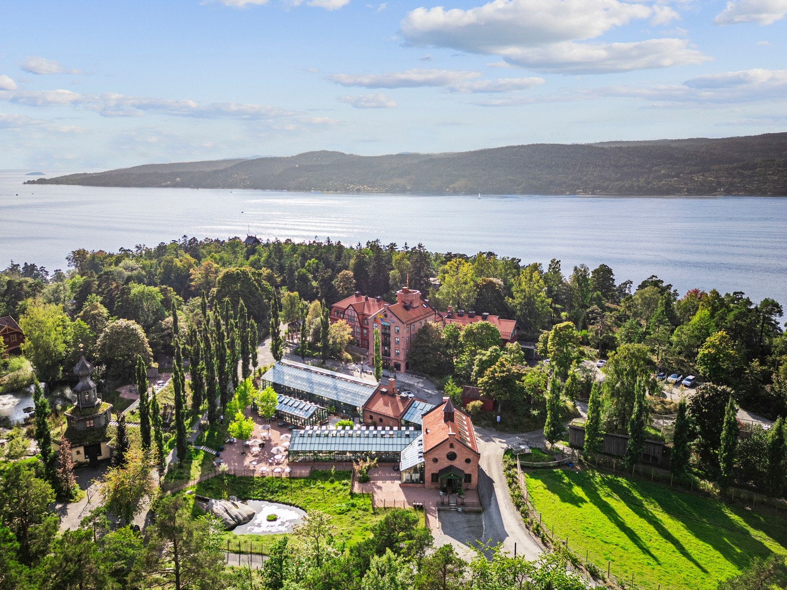 Ramme Gård ? et kulturelt og naturskjønt fristed kort vei unna leiligheten. Her finner du galleri, økologisk gårdsbutikk, vakre hageanlegg og en helt egen atmosfære ? perfekt for rolige helgeturer eller inspirasjon i hverdagen. Galleribilde