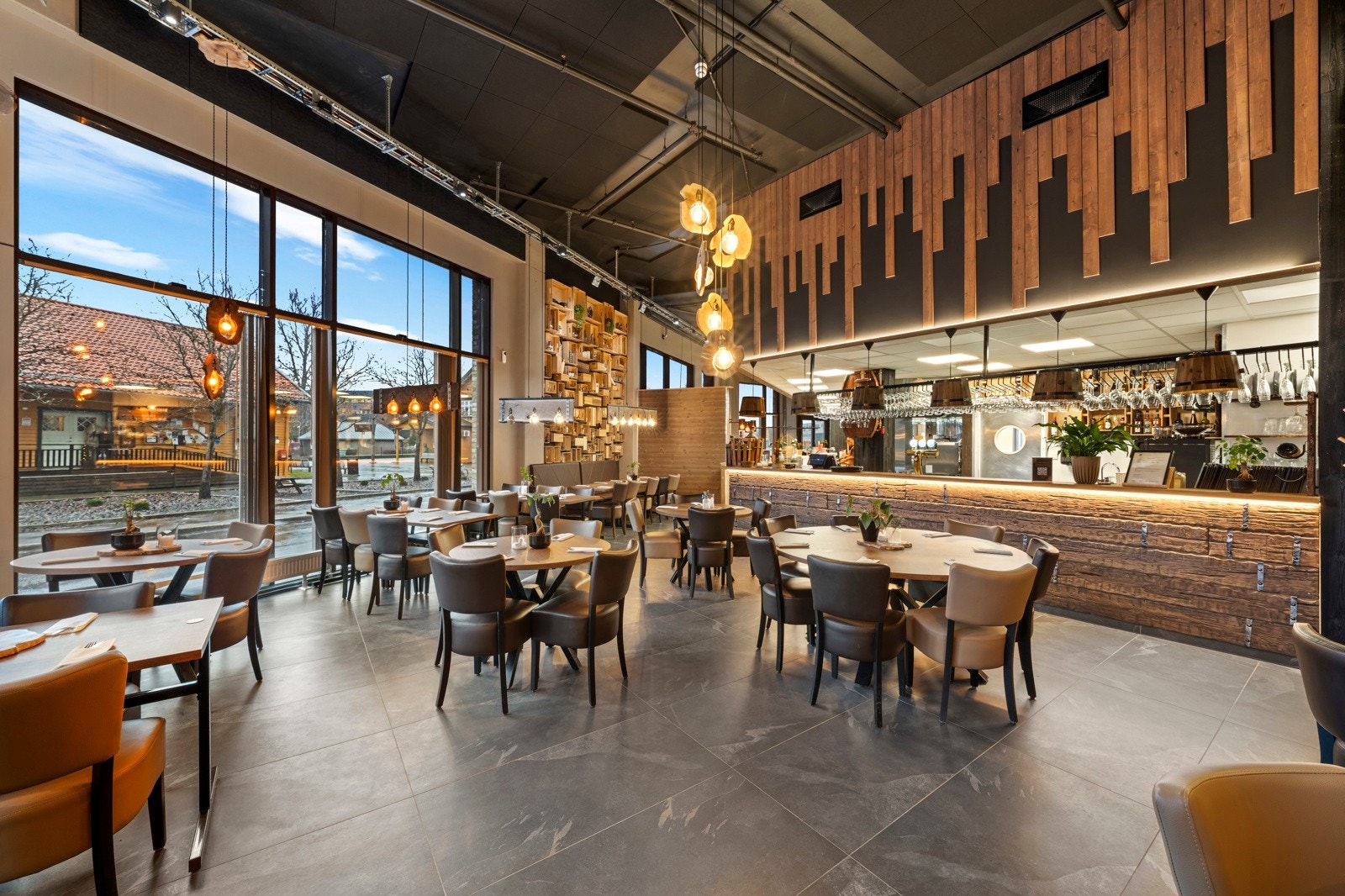 Babylon Pizza byr på en lun og moderne atmosfære med gjennomført design, åpne soner og god takhøyde. Et naturlig samlingspunkt i Wessel Park ? perfekt for både hverdagsmiddag og hyggelige kvelder med venner og familie. Galleribilde