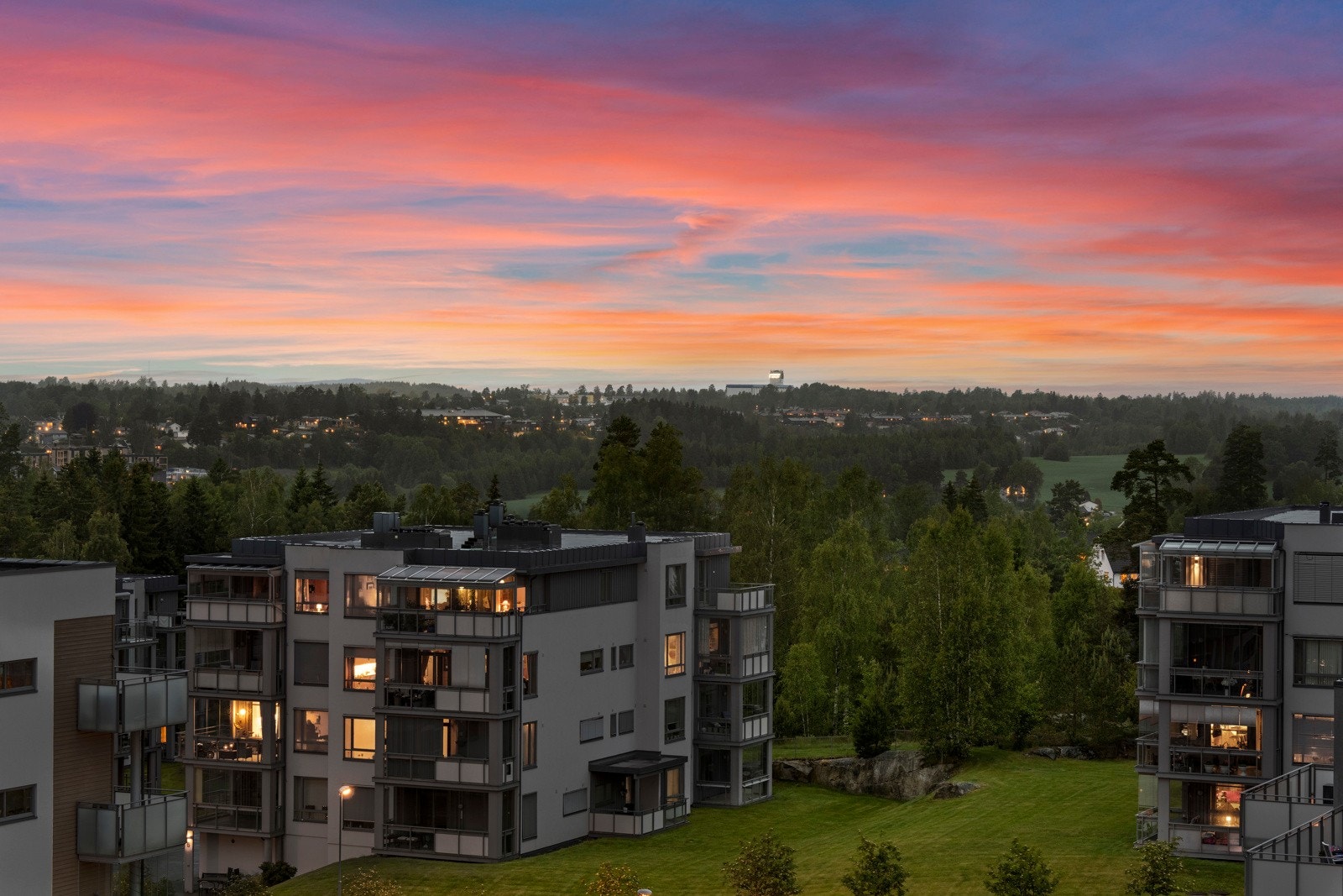 Nordvestvendt og solfylt balkong på hele 22 m²! Med god plass til både spisegruppe og lounge, perfekt for lange sommerkvelder! Galleribilde