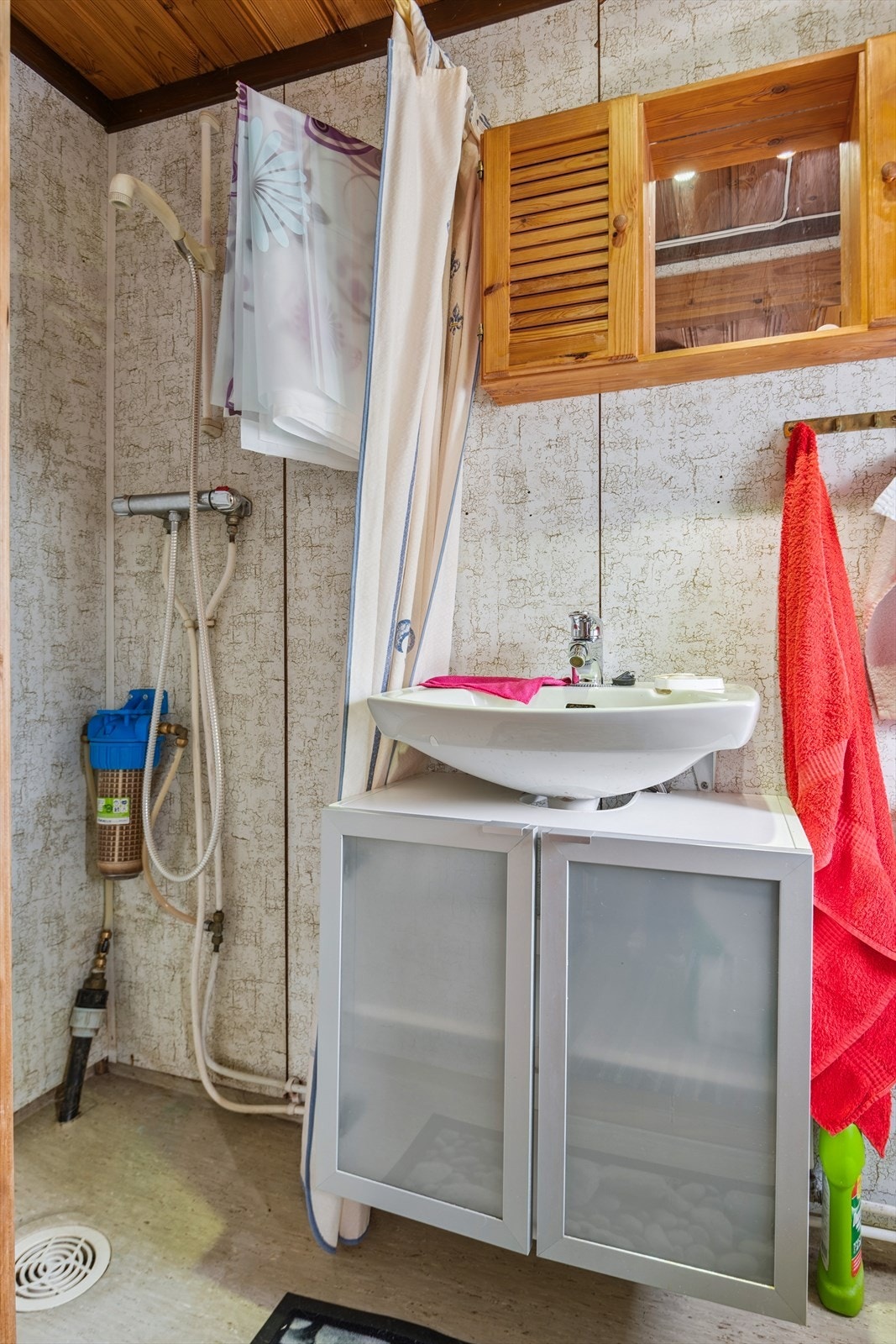 Badet har varmtvannsbereder og vanninntak med filteranlegg. Galleribilde