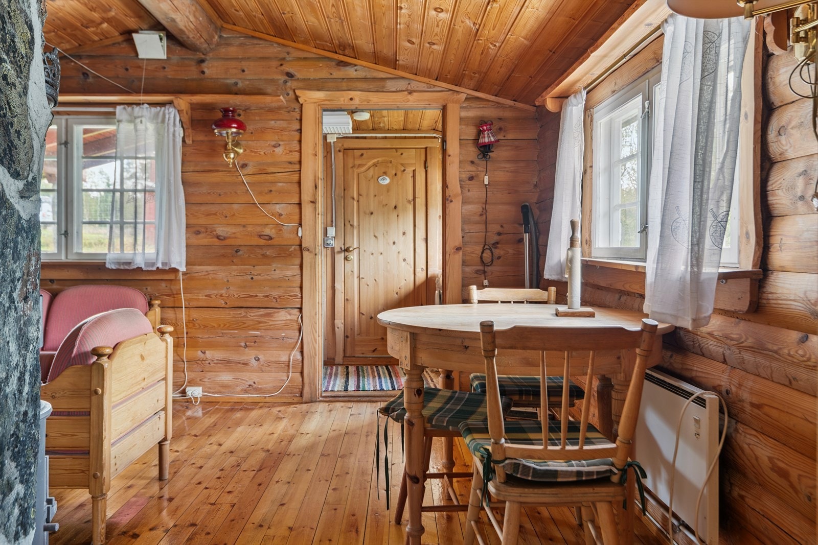 Rommet har plass til både spisebord og en egen sofakrok. Galleribilde
