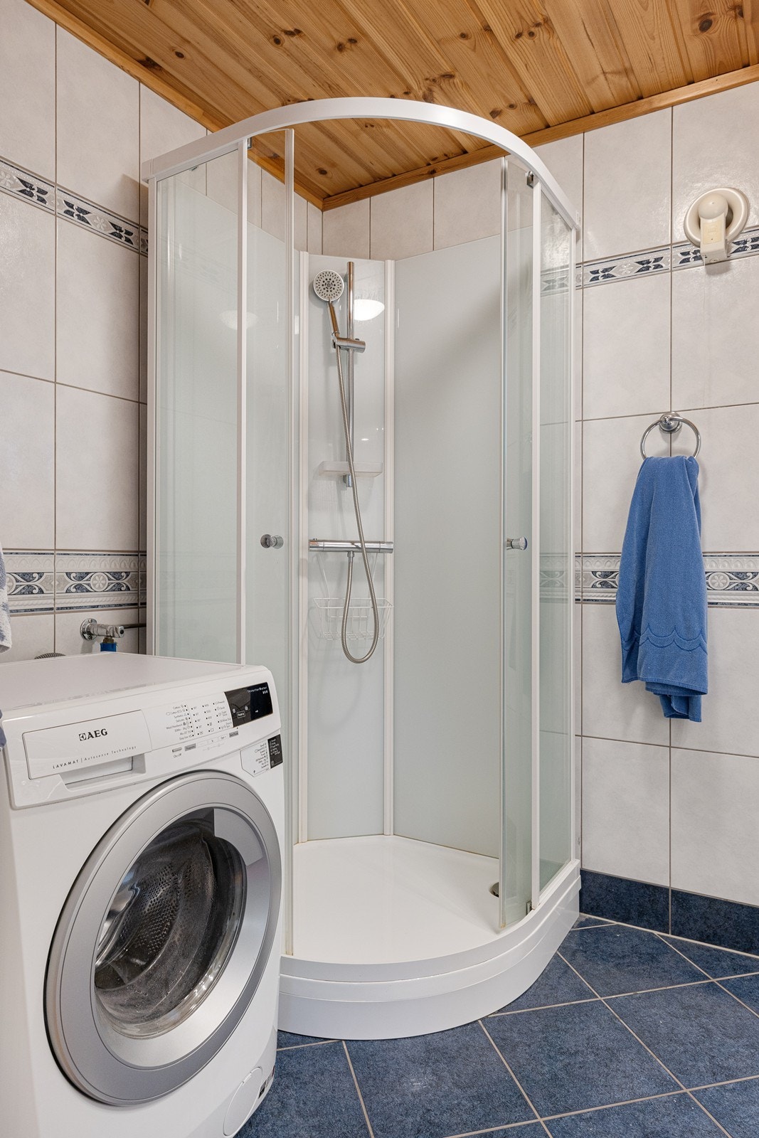 Badet har toalett, dusjkabinett og opplegg for vaskemaskin. Galleribilde