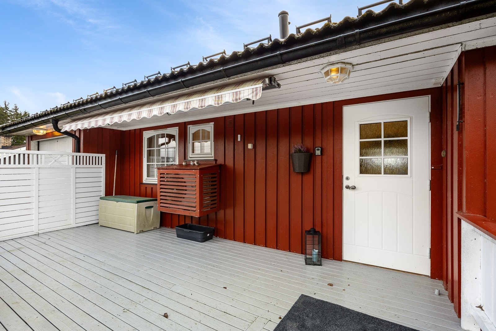 Ved inngangen finner man en dels overbygd veranda med belysning, stikkontakt og markise. Galleribilde