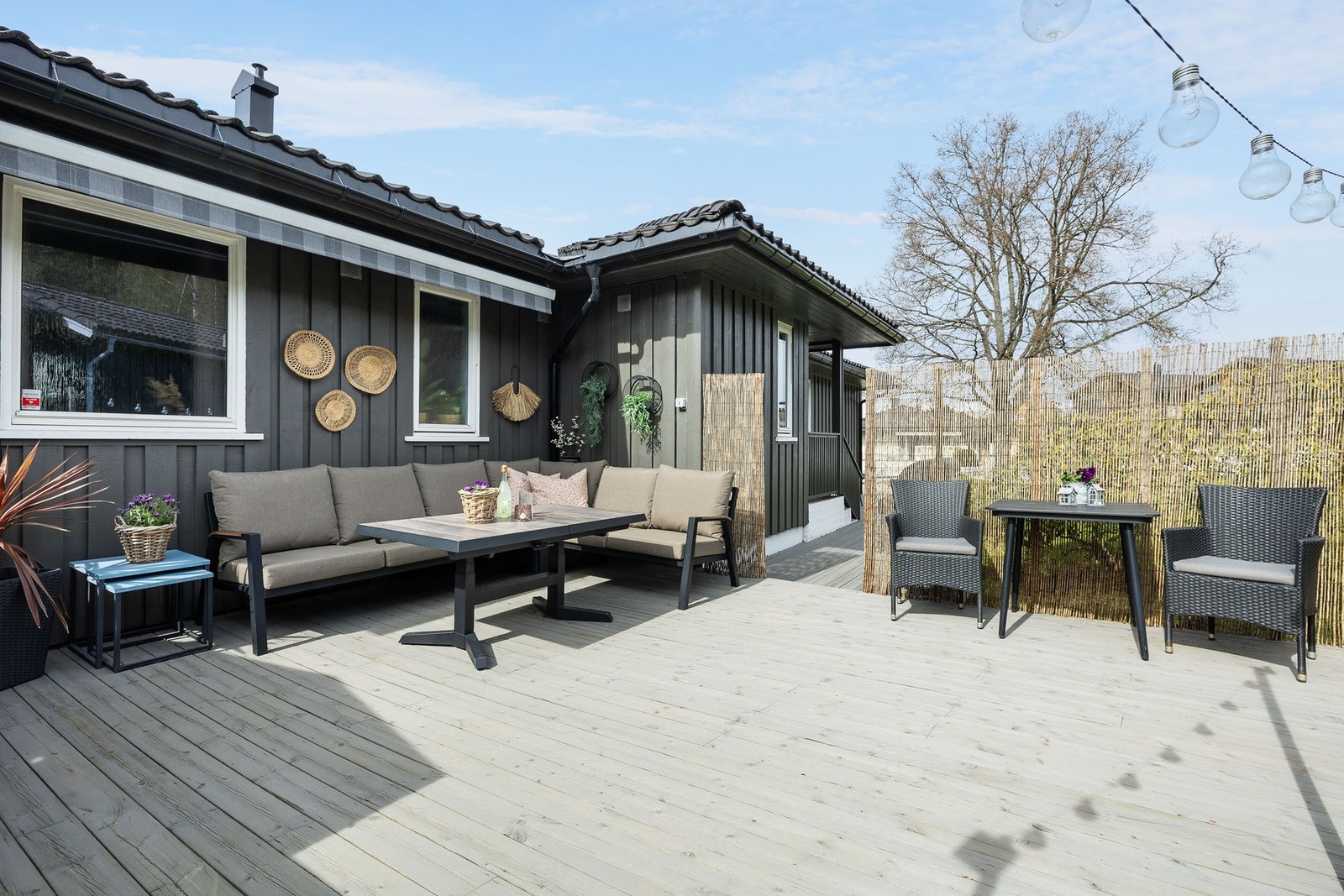 Det er flere hyggelige og fine uteplasser rundt eiendommen. Galleribilde