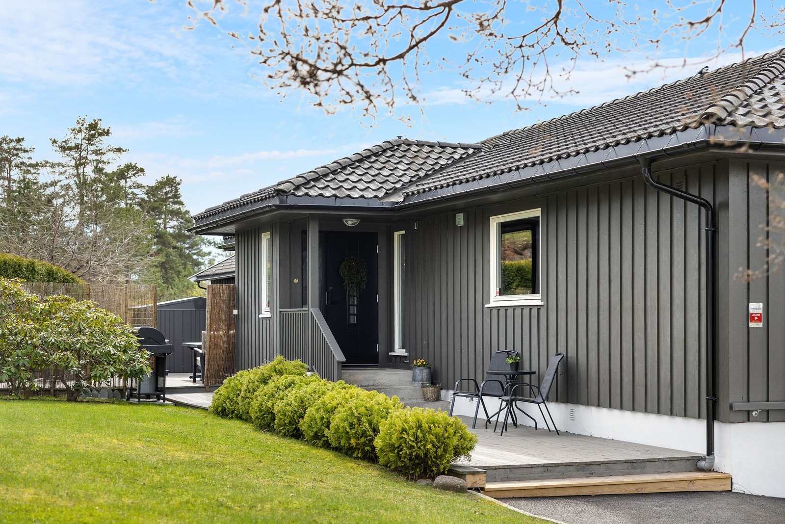Med en kombinasjon av moderne komfort, gode uteområder og en fredelig beliggenhet er dette et hjem som gir en harmonisk ramme for hverdagen. Galleribilde