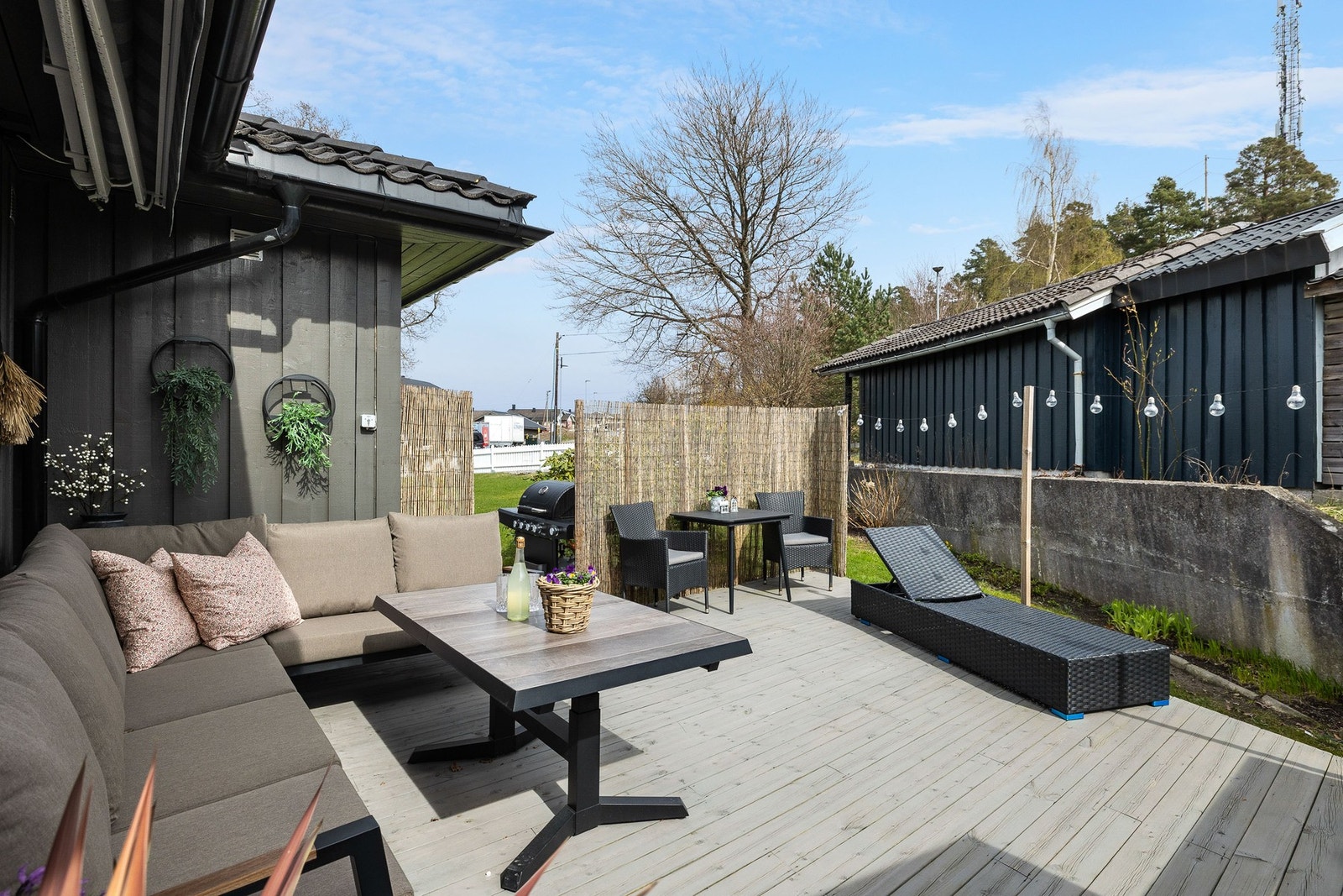 Det er god plass til flere sittegrupper, uteplanter og grill. Galleribilde