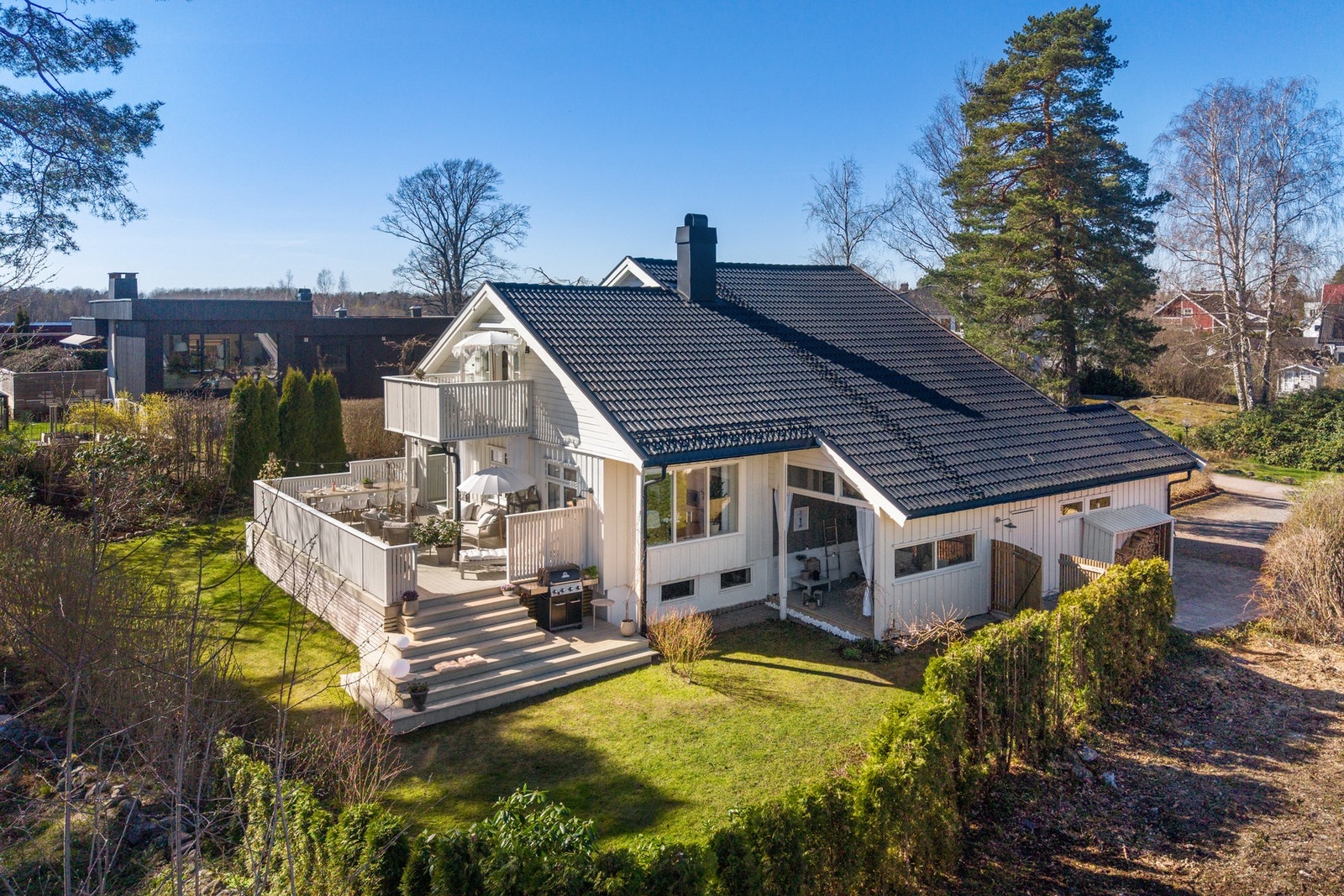 Eiendommen ligger nydelig til i Ulvikåsen, innerst i et rolig og barnevennlig område. Umiddelbar nærhet til Klopp småbåthavn og strand. Ulvikåsen er et veldig attraktivt og populært boligområde - nær Husvik og Tolvsrød. Galleribilde