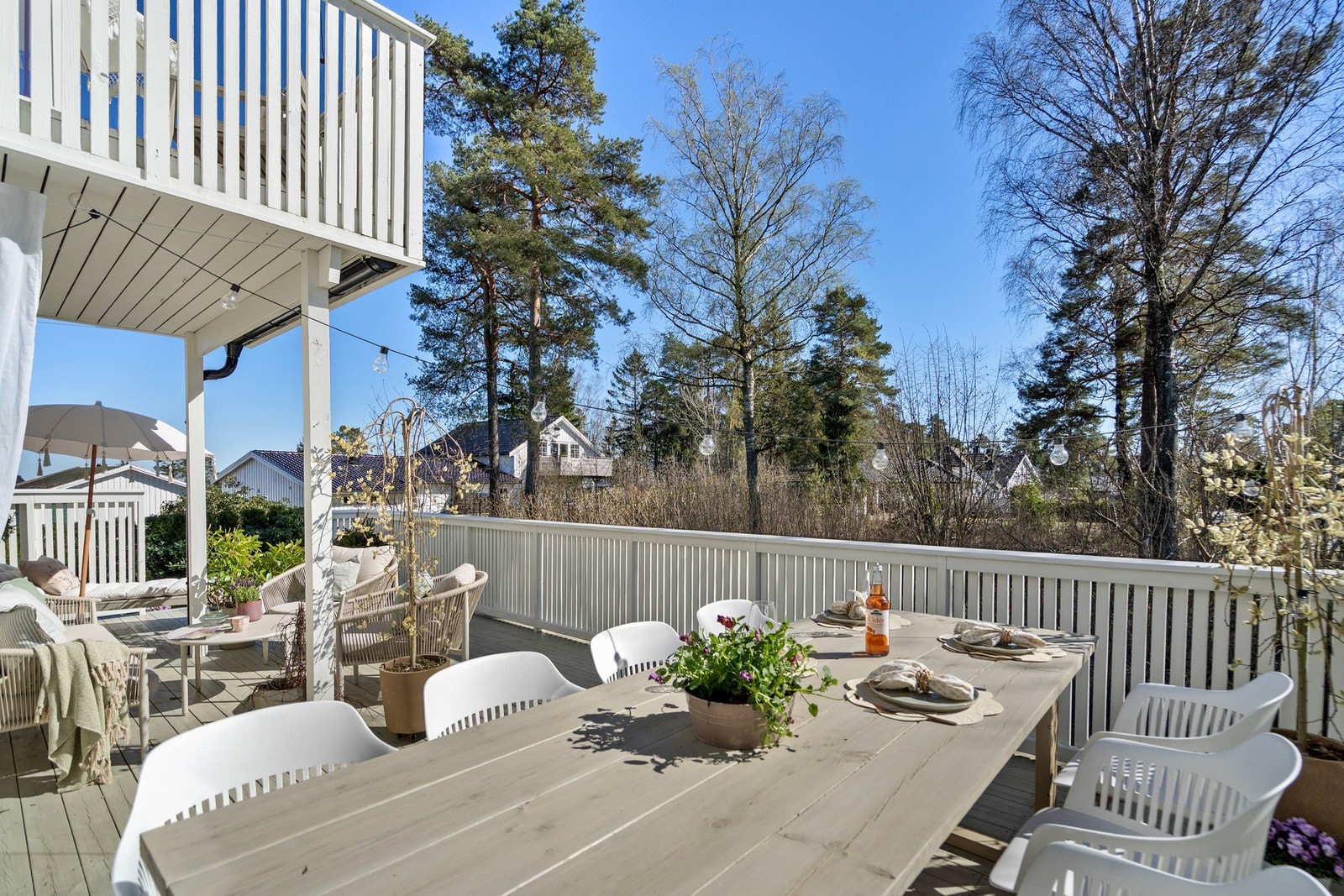 Fra stuen er det utgang til en nydelig usjenert terrasse - dette er kun en av eiendommen fantastiske soner. Galleribilde