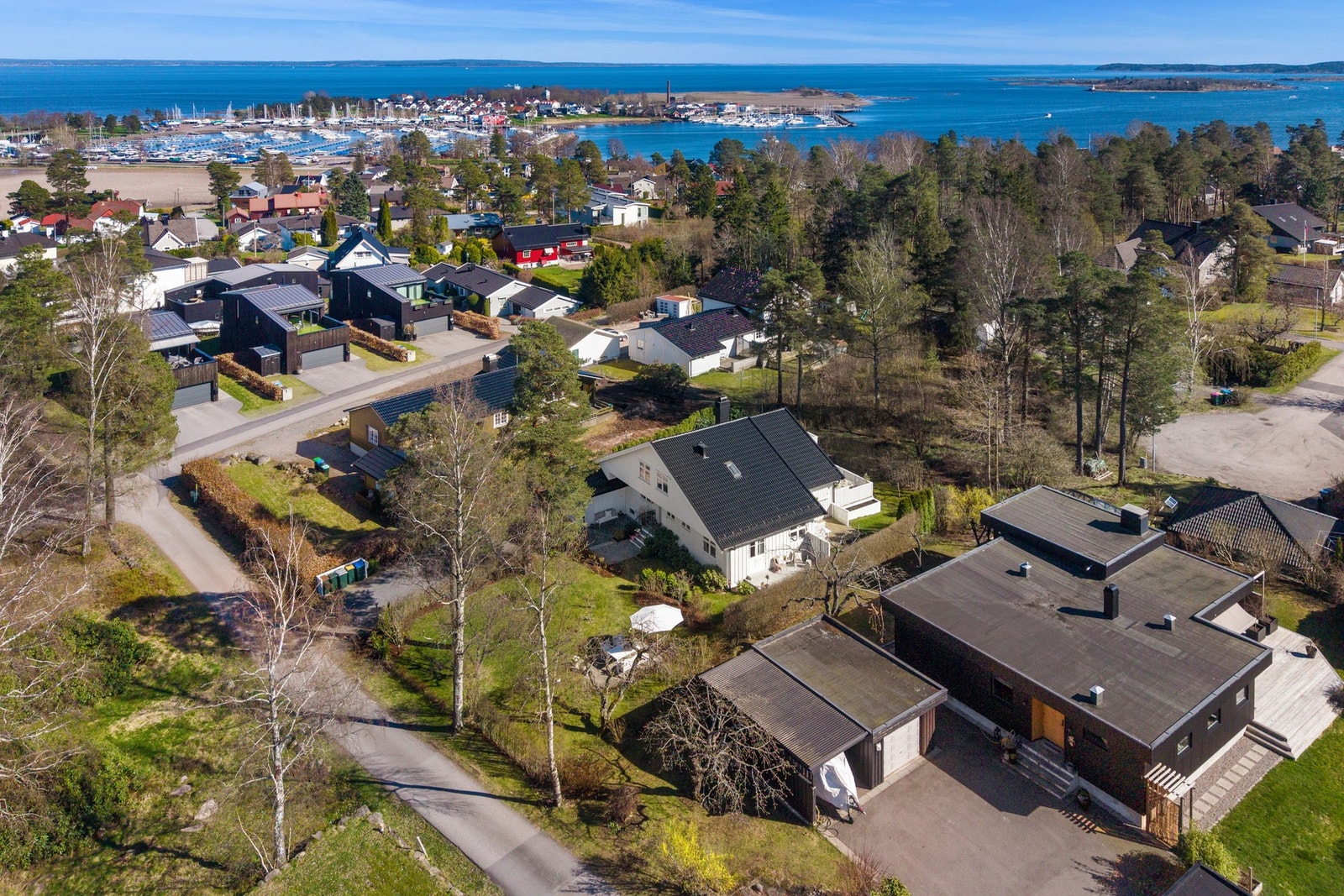 Kort vei til Ringshaugstranden - Ringshaugstranda er kanskje Vestfolds fineste og lengste sandstrand med sandvolleyballbane, koselige sitteplasser, trimapparater med mer. Stranden ender opp ved moloen, hvor det er tradisjon for isbading. Galleribilde