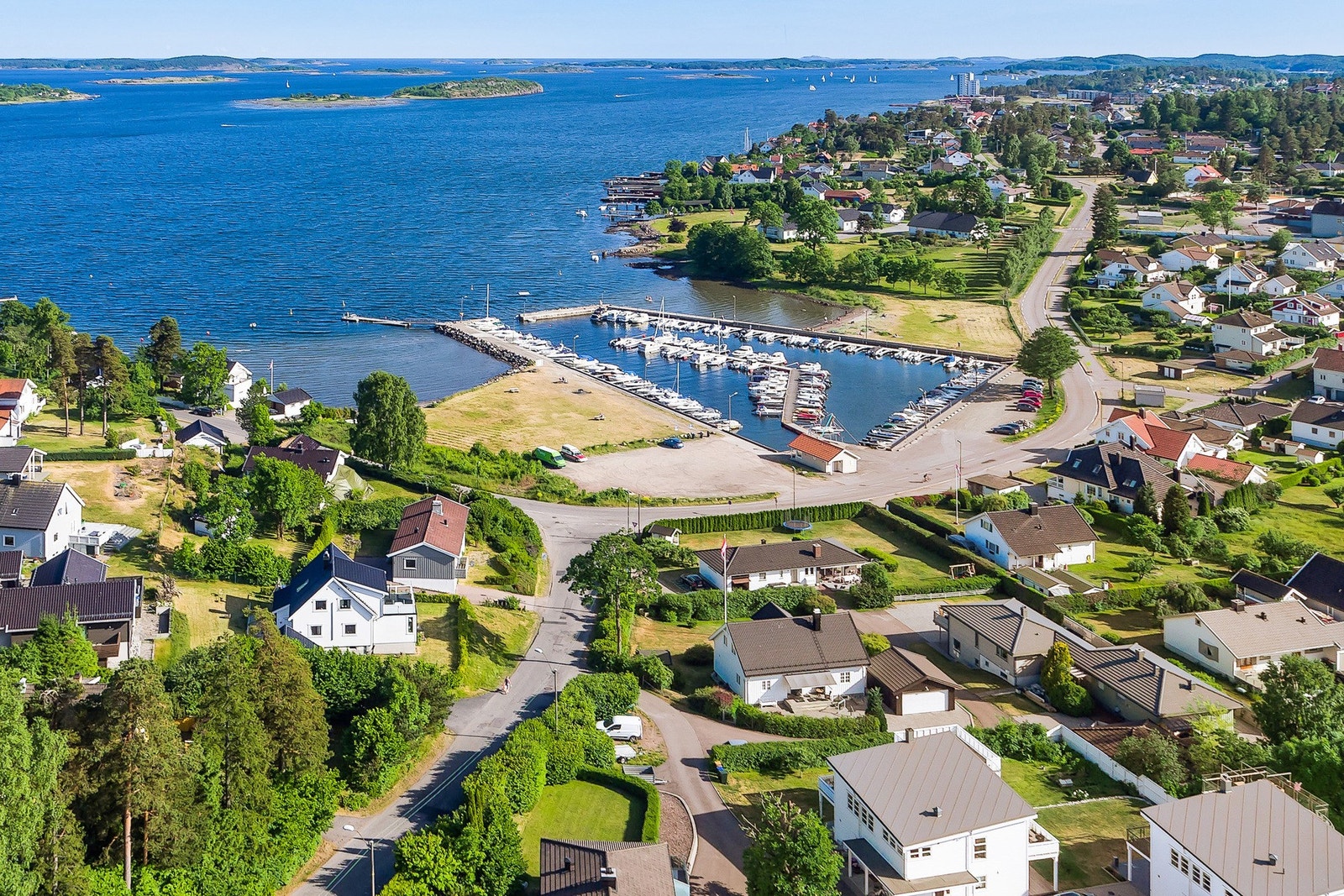 Få minutters gange til klopp, for både bad, lek, båt og badstue. Galleribilde