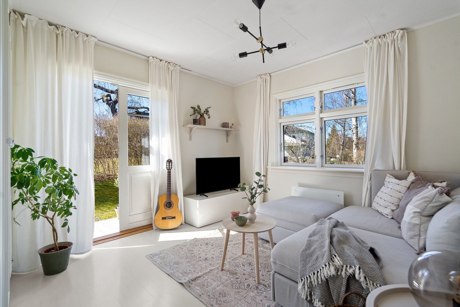 Boligens første soverom, beliggende i 1. etasje, er i dag innredet som stue. Herfra er det også direkte utgang til hyggelig liten terrasse. Galleribilde