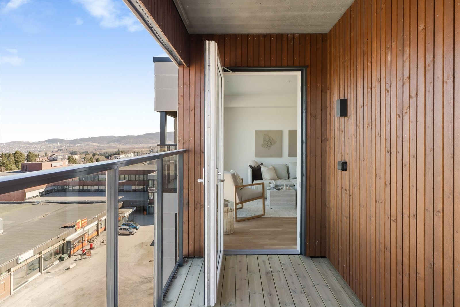 Leiligheten har en egen balkong på ca. 6 m² og fra toppetasjen har du fri utsikt. Galleribilde