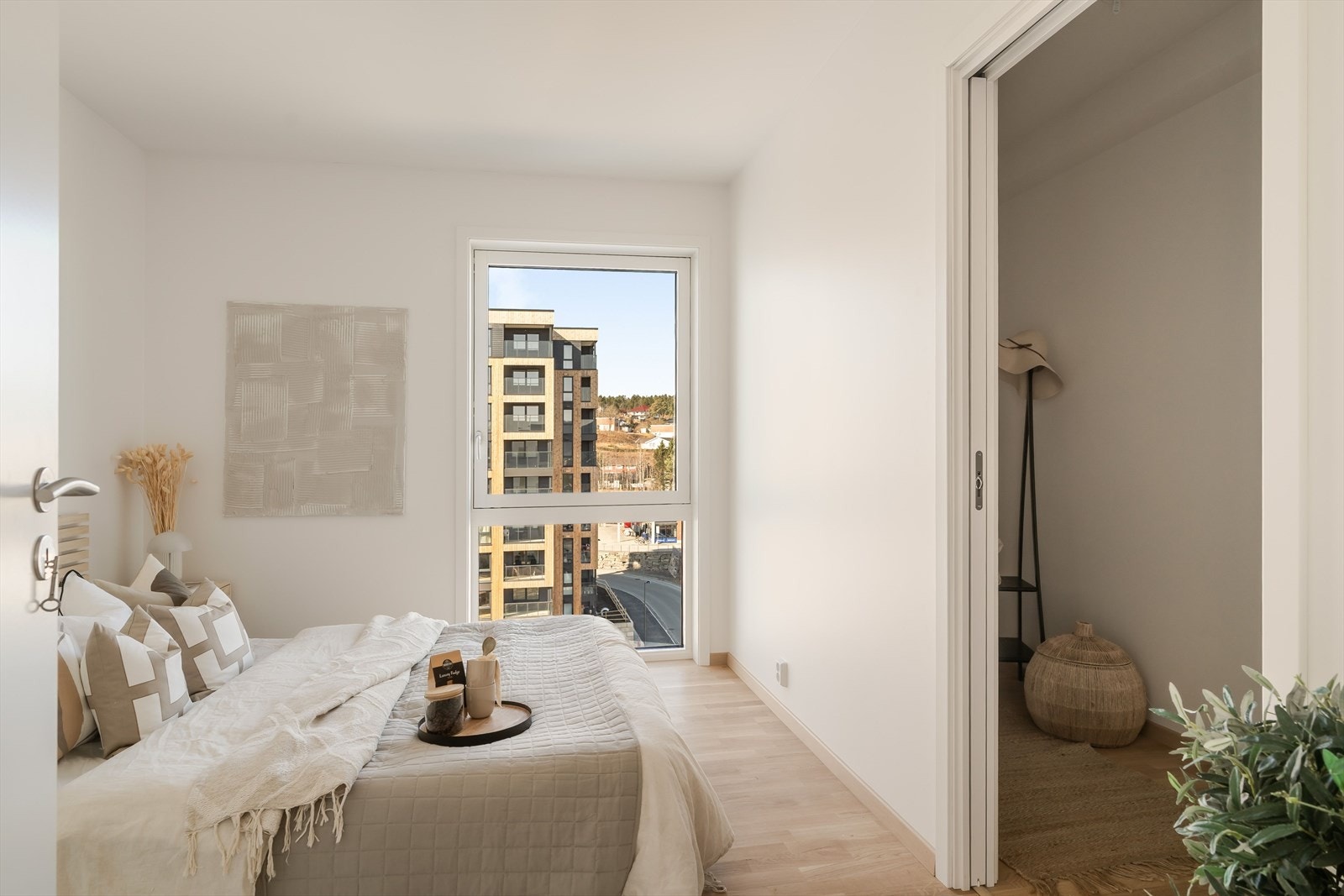Soverommet har egen tilgang til bod som du kan bruke som walk-in closet om ønkselig! Galleribilde