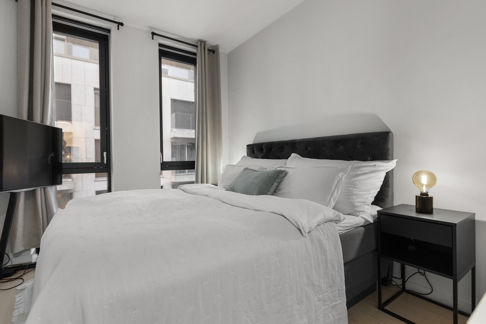 Hovedsoverommet er en rolig og komfortabel oase, med god plass til dobbeltseng og garderobeløsning. Galleribilde