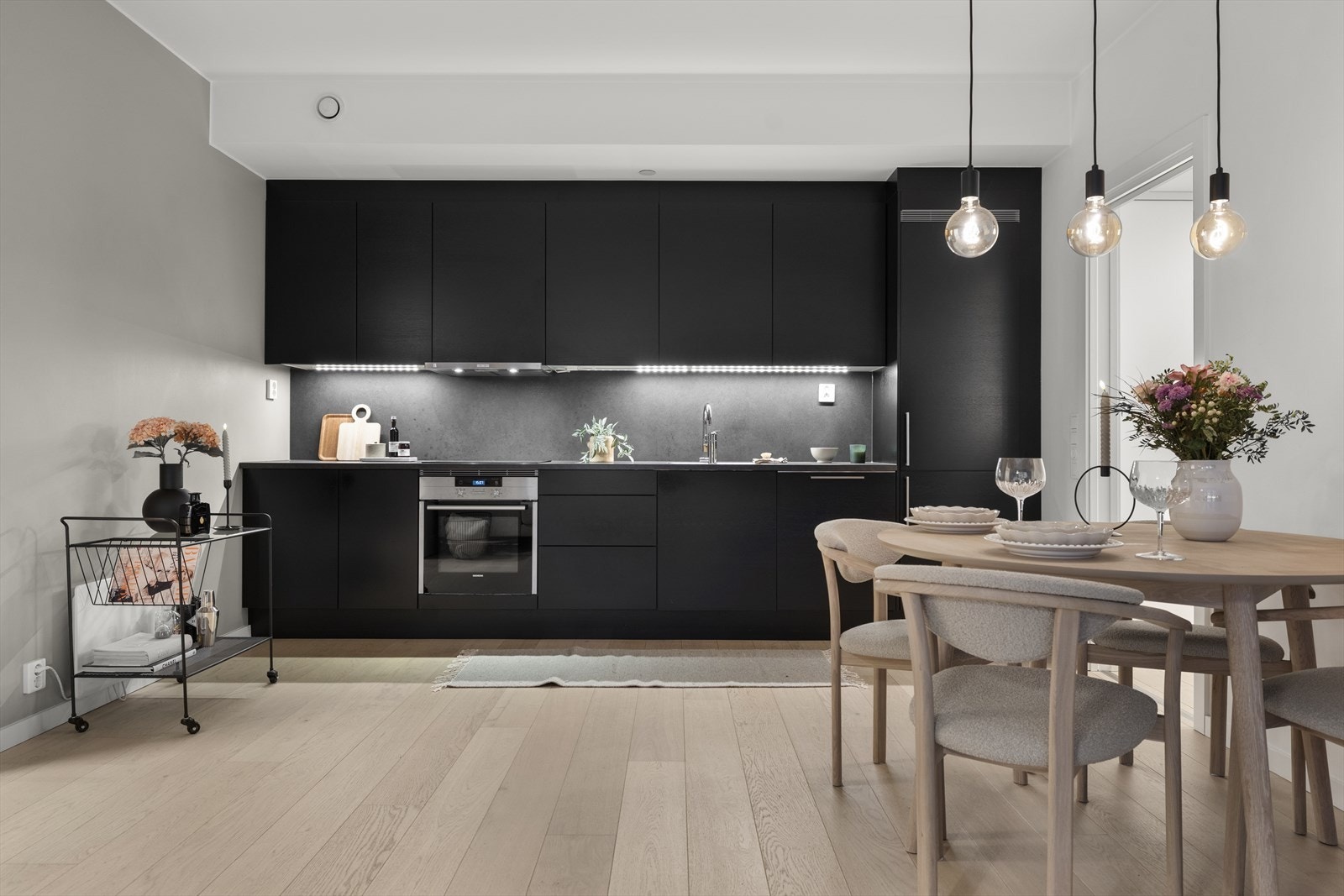 Kjøkkenet er moderne, stilrent og påkostet, med et minimalistisk uttrykk og materialvalg av høy kvalitet. Galleribilde