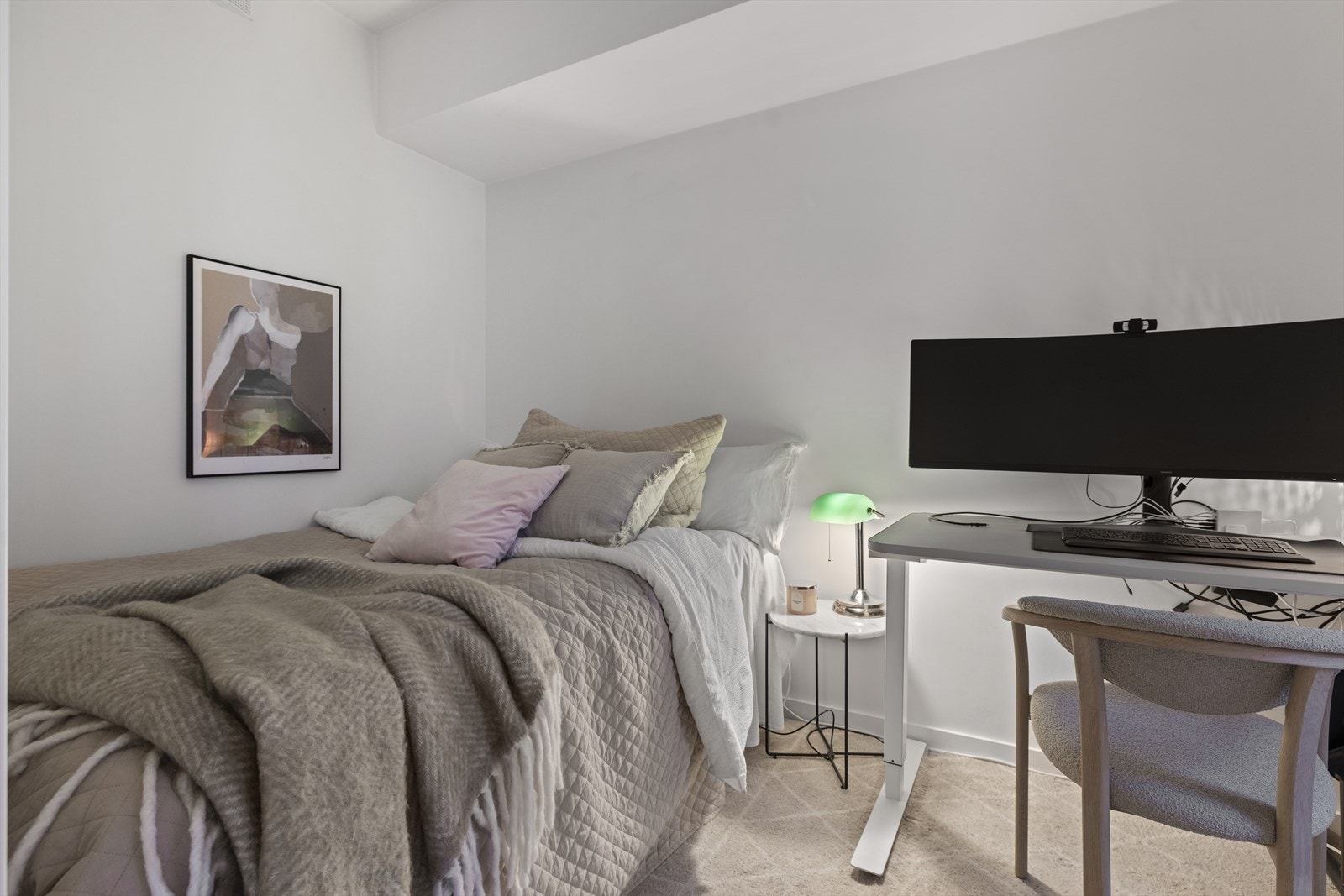 Leilighetens andre soverom er fleksibelt og anvendelig, og egner seg utmerket som gjesterom, barnerom eller hjemmekontor. Galleribilde