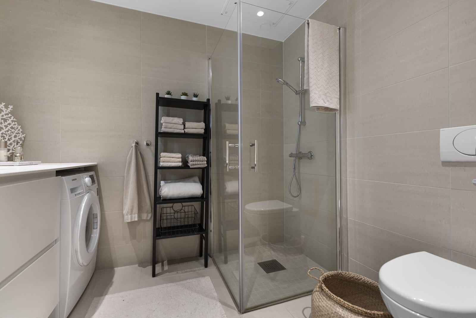 Badet er romslig og funksjonelt, med god plass til både dusjsone og baderomsmøbler. Galleribilde