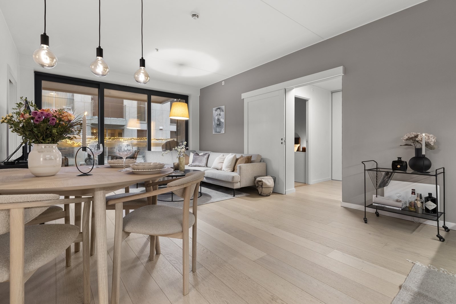 Velkommen til Dronning Eufemias gate 49 - en moderne og gjennomført leilighet med ettertraktet beliggenhet i hjertet av Bjørvika. Galleribilde