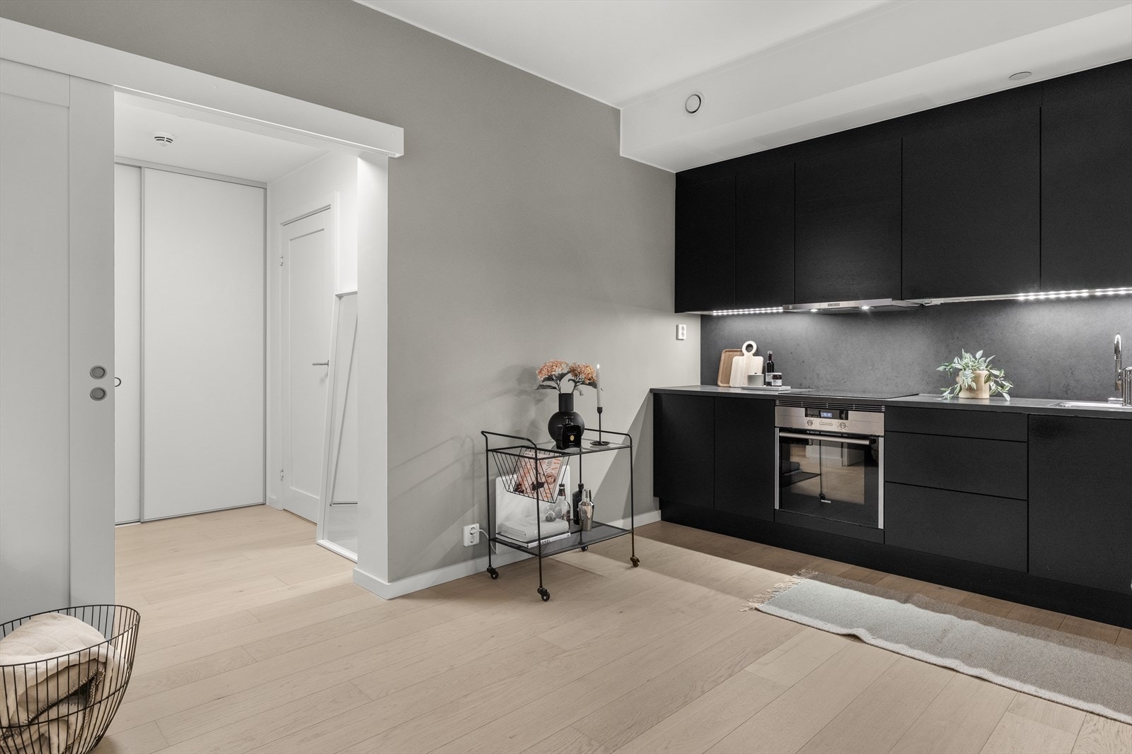 Dette er et kjøkken som både fungerer optimalt i bruk og fremstår som et visuelt blikkfang i boligen. Galleribilde