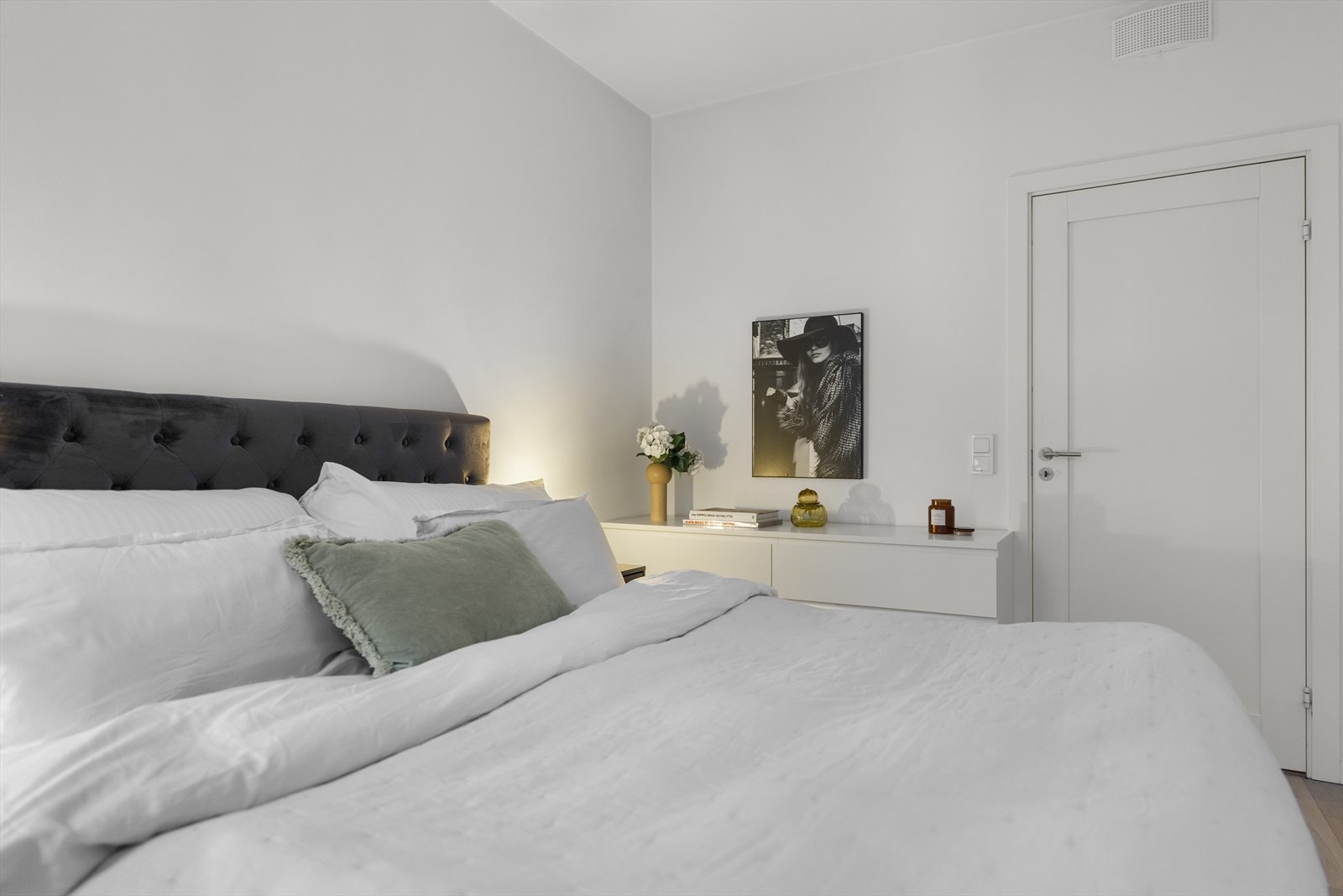 De dempede fargetonene og den gjennomførte stilen skaper en avslappende og harmonisk atmosfære, perfekt for hvile og restitusjon. Galleribilde