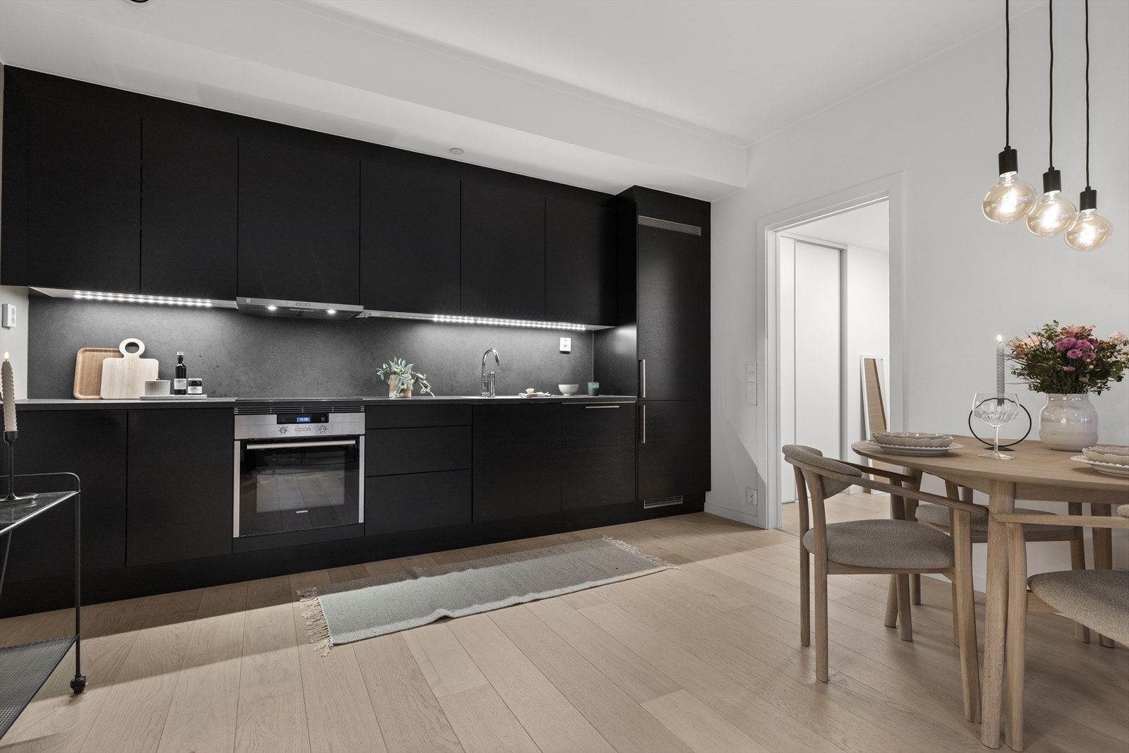 Her møter funksjonalitet elegant design, med rene fronter, integrerte hvitevarer og gode arbeidsflater. Galleribilde