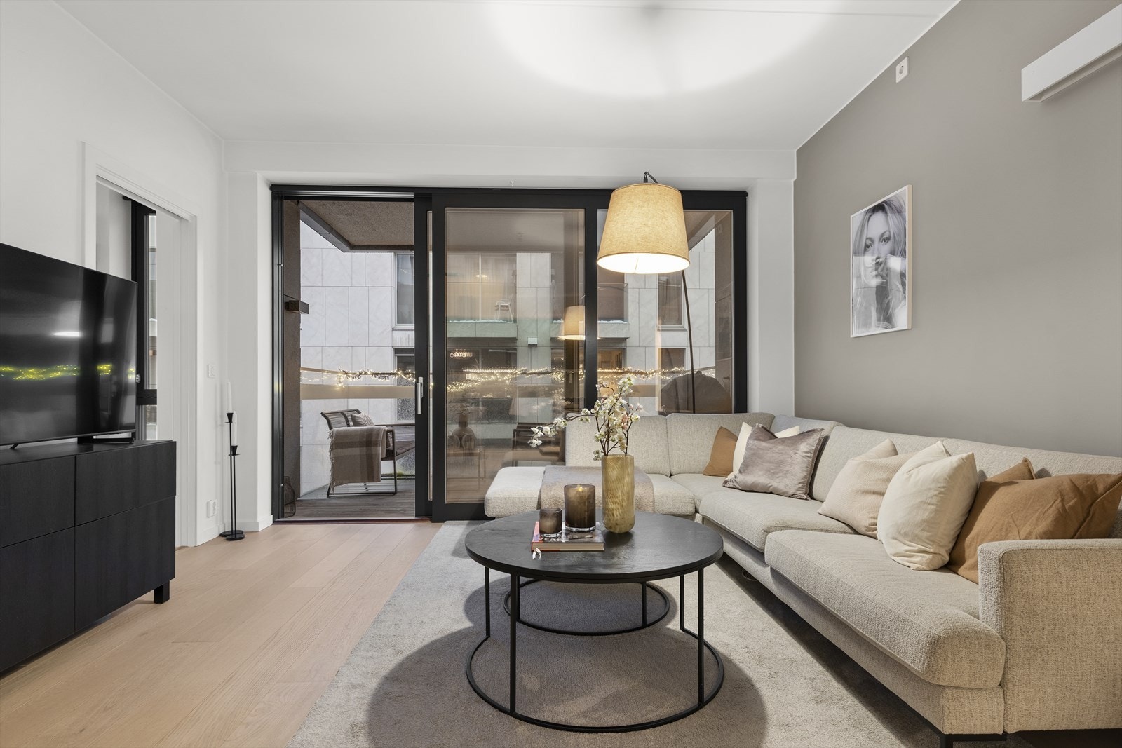 Stuen fremstår som romslig, lys og elegant, med god takhøyde og store vindusflater som slipper rikelig med naturlig dagslys inn. Galleribilde