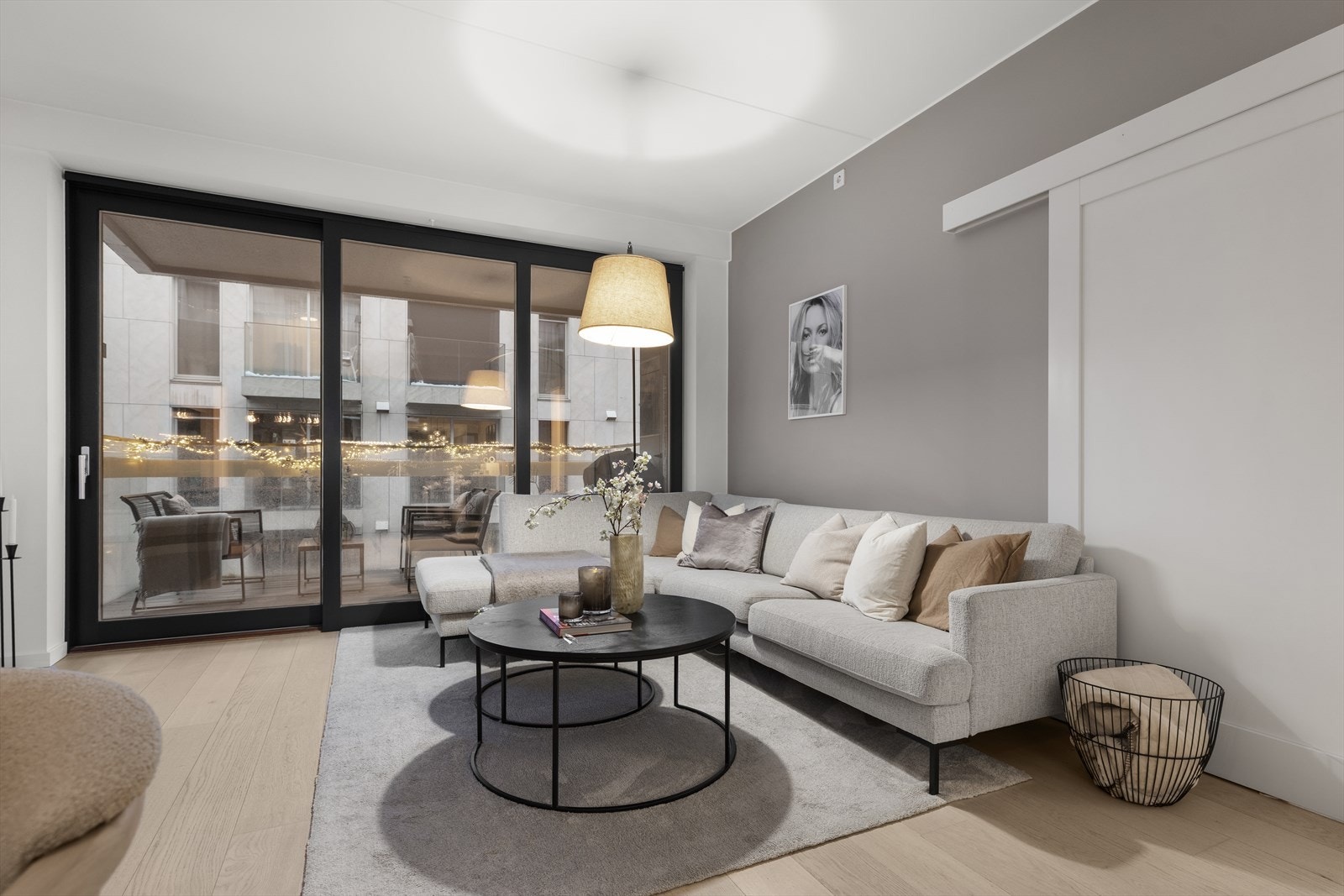 Den ekstra takhøyden forsterker romfølelsen og gir boligen et eksklusivt, urbant preg - helt i tråd med Bjørvikas moderne arkitektur. Galleribilde