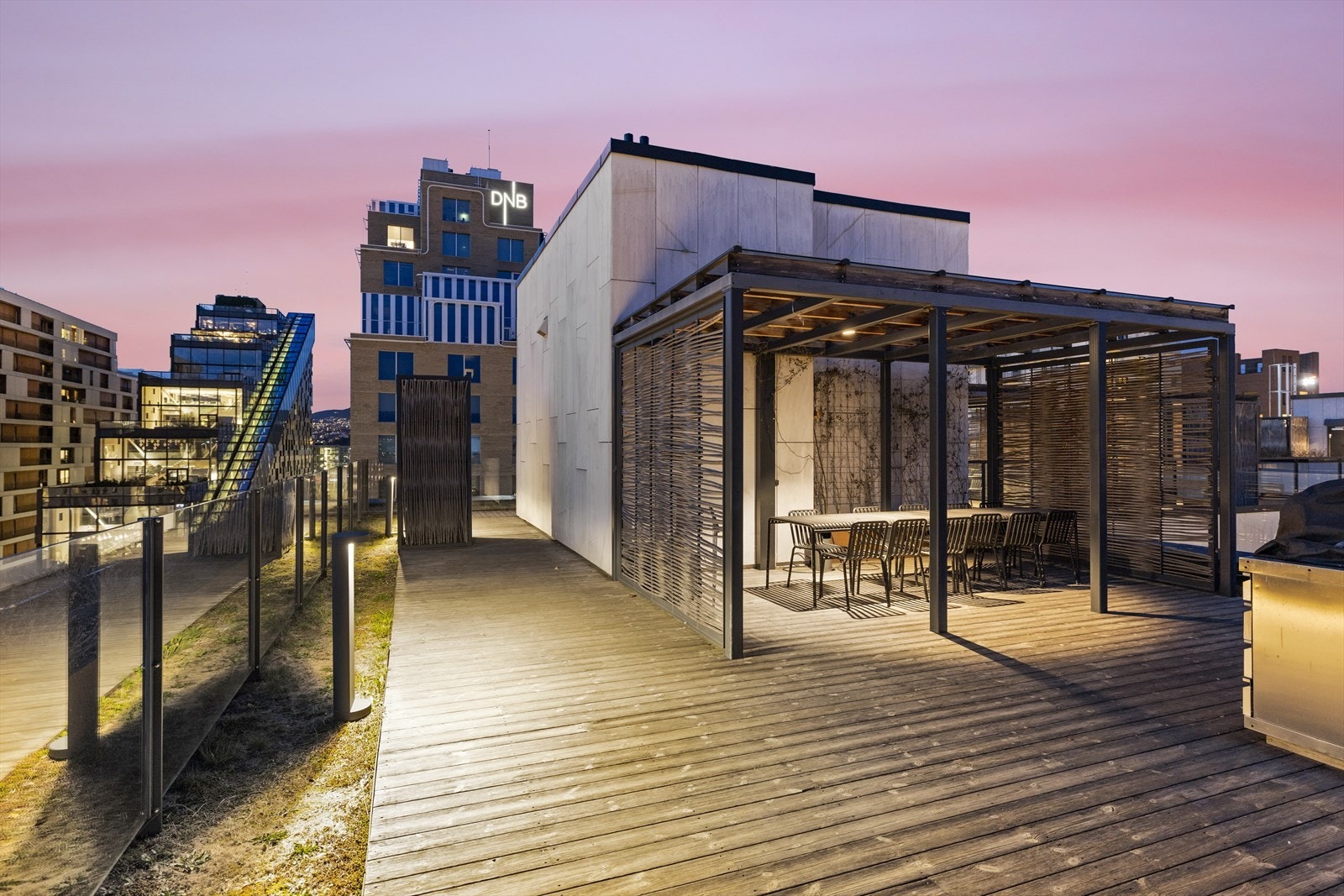 Takterrassen er et attraktivt fellesområde som gir gode muligheter for avslapning og sosiale sammenkomster, med luftige omgivelser og god plass til å nyte fine dager. Galleribilde