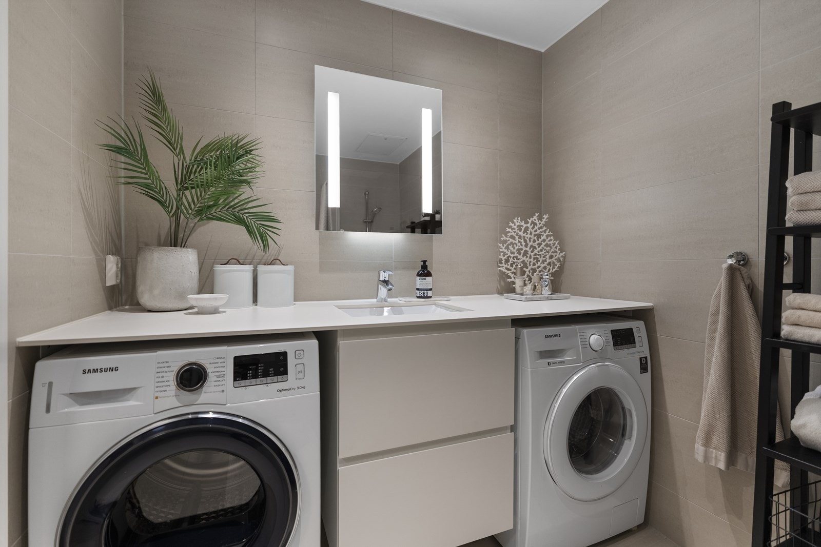 Badet fremstår som moderne, elegant og gjennomført, med en tydelig spa-følelse. Galleribilde