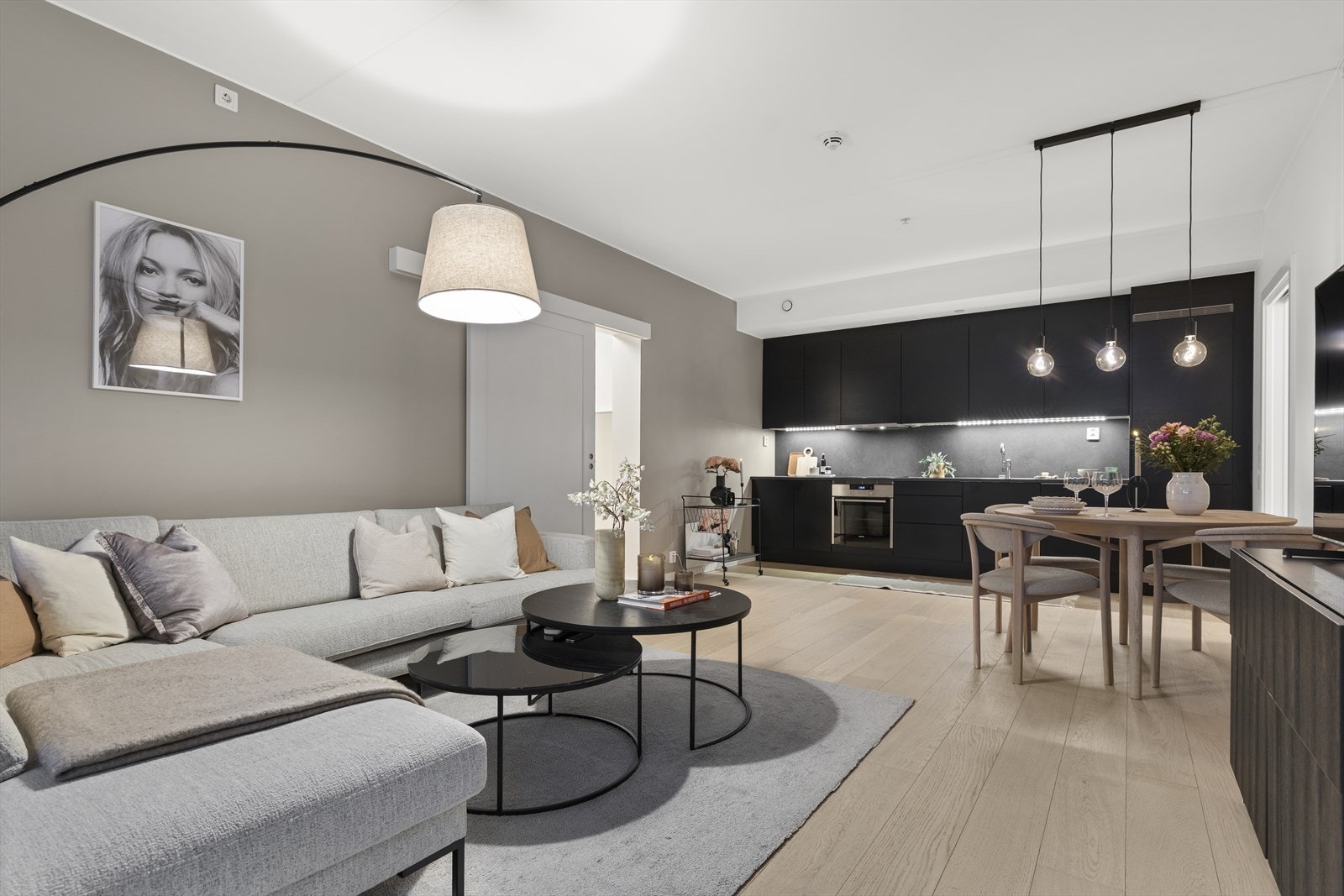 Her er det god plass til både stor sofagruppe og sosiale soner, noe som gjør stuen ideell for både avslappende hverdager og representativt selskap Galleribilde