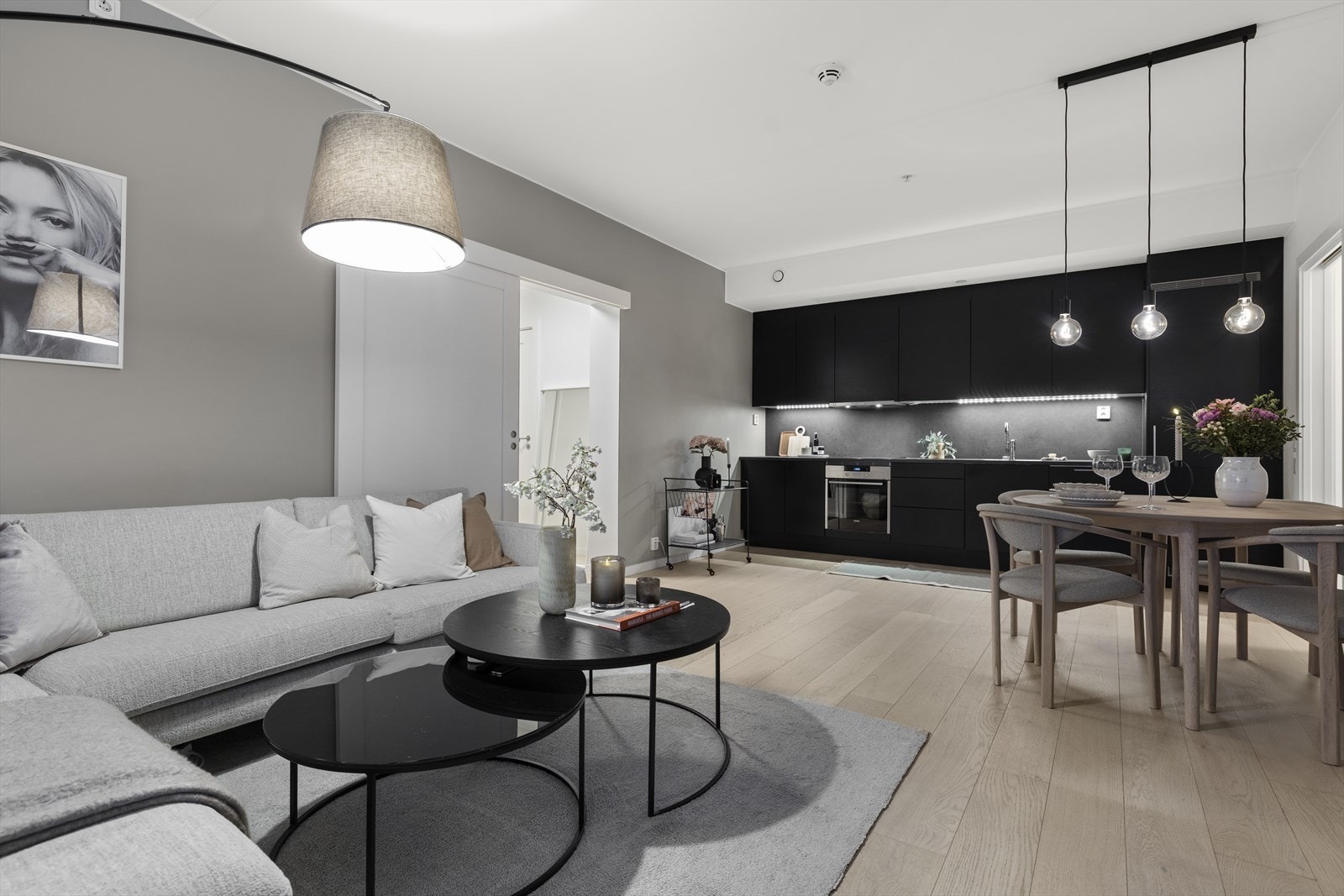 Kjøkkenets plassering i tilknytning til stuen gir en sosial og åpen løsning, perfekt tilpasset både hverdagsliv og hyggelige sammenkomster. Galleribilde