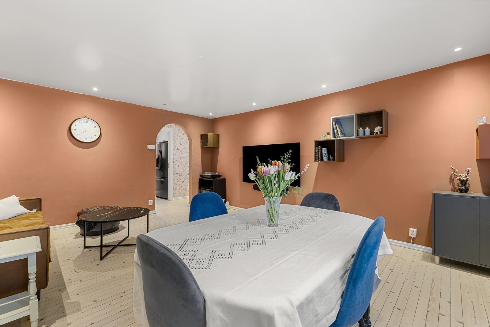 Oppvarming skjer via vannbåren varme i radiatorer. Galleribilde