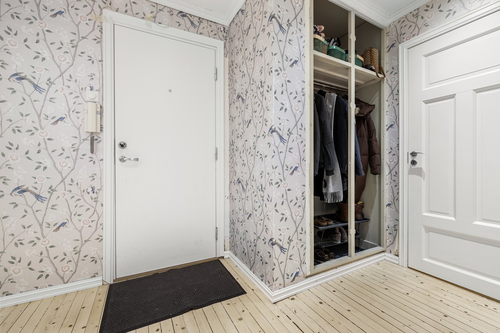 Velkommen inn! Entre med innebygd garderobeskap. Callinganlegg for å enkelt slippe gjester inn. Galleribilde