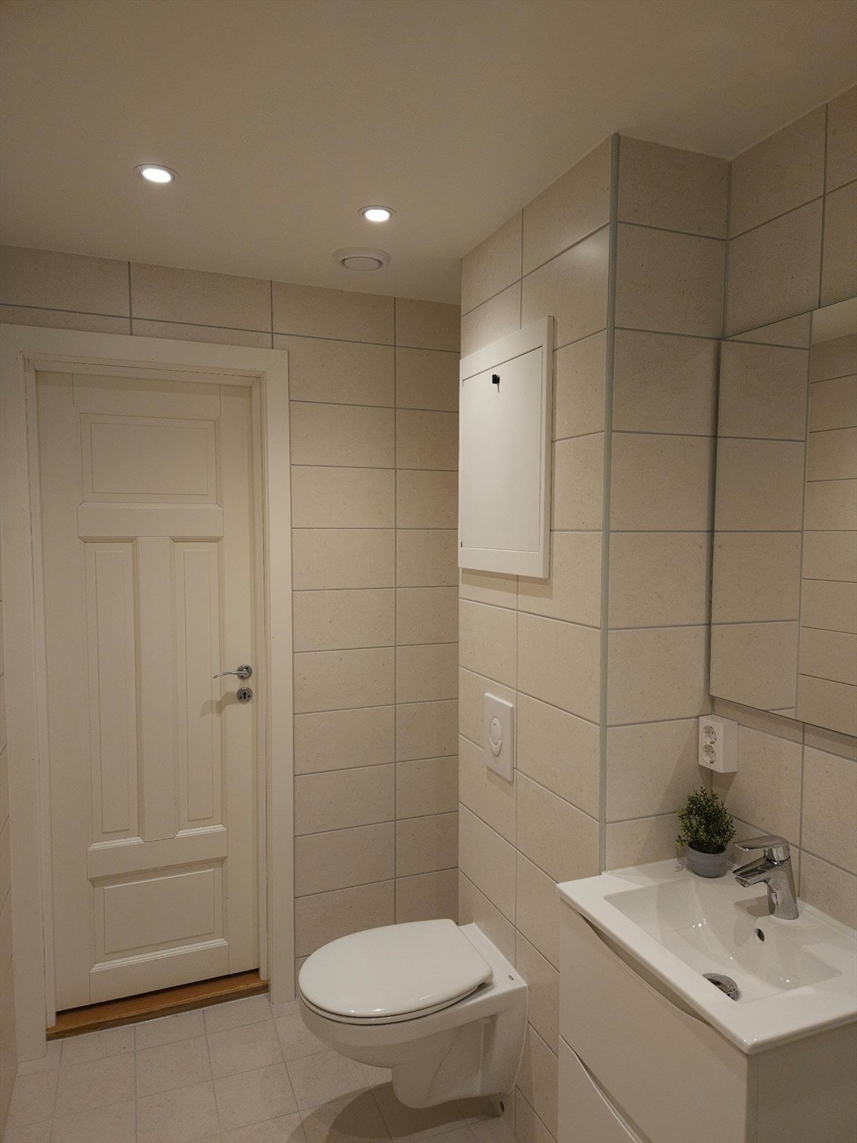 Badet har flislagt gulv med elektriske varmekabler (privat foto). Galleribilde