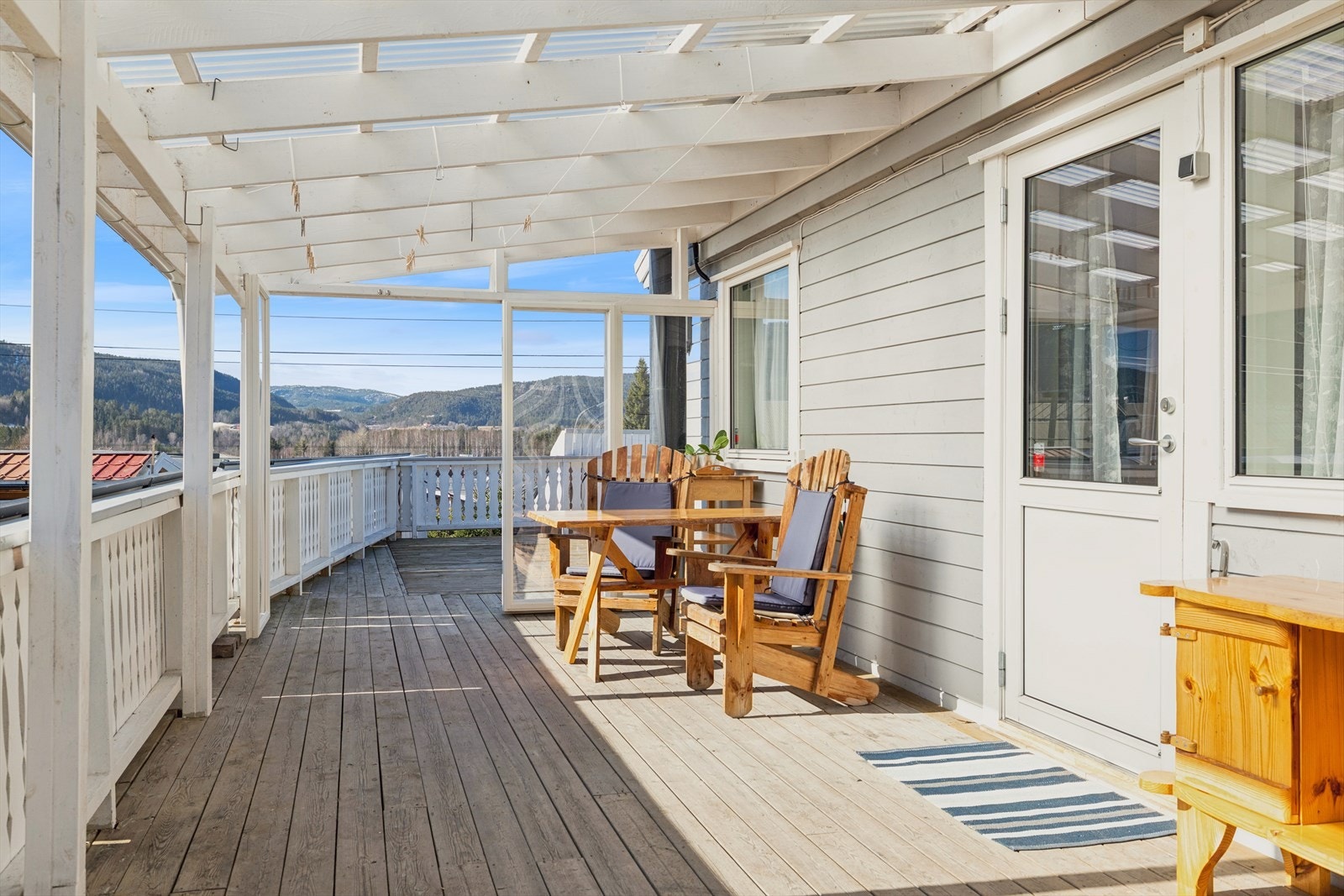Fin sitteplass ute på verandaen, med gode solforhold Galleribilde
