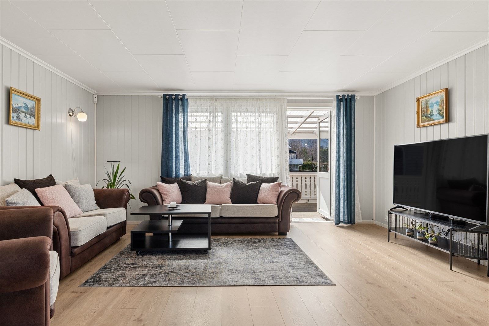 Romslig stue med utgang til veranda Galleribilde