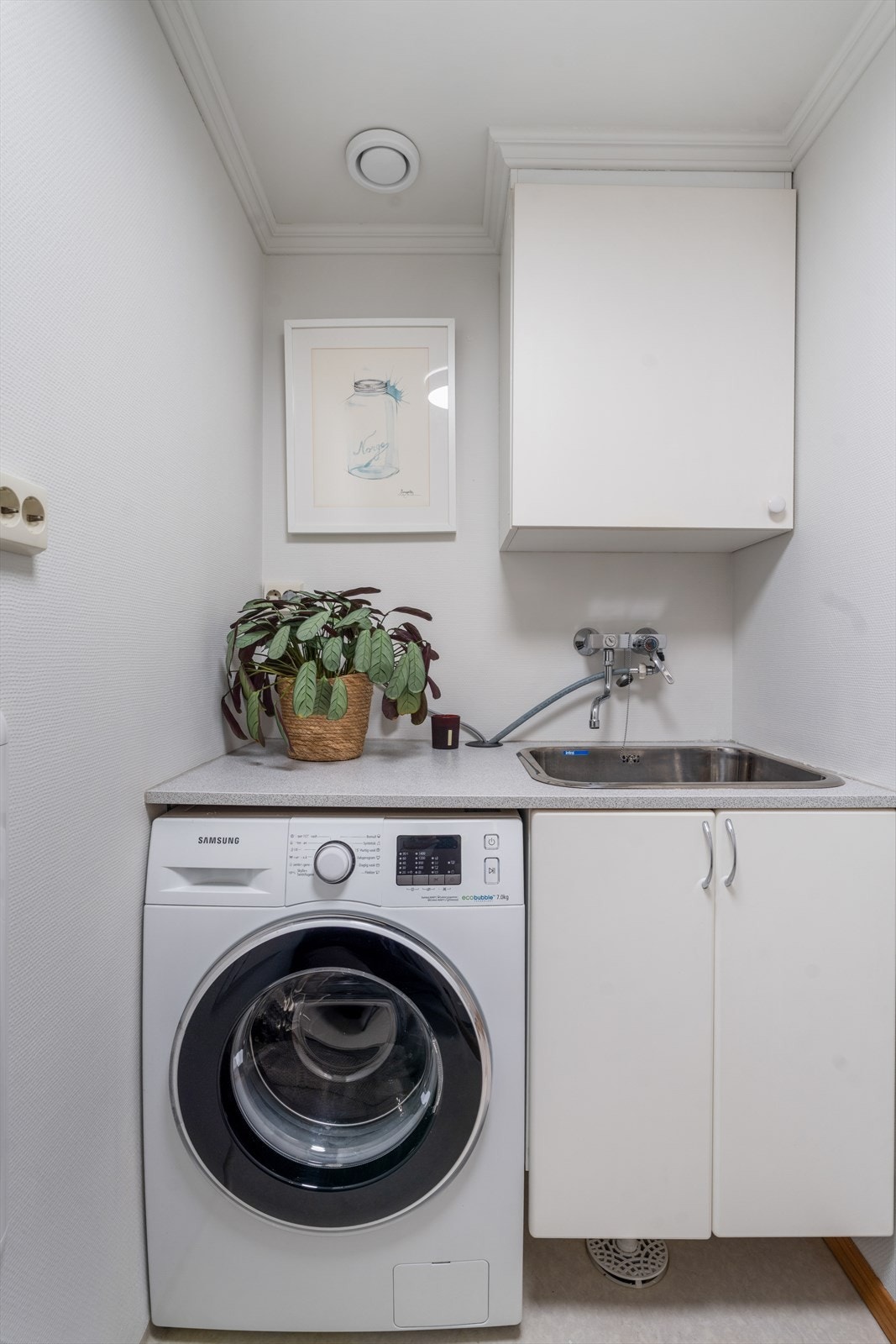 Praktisk vaskerom plassert innenfor badet. Galleribilde