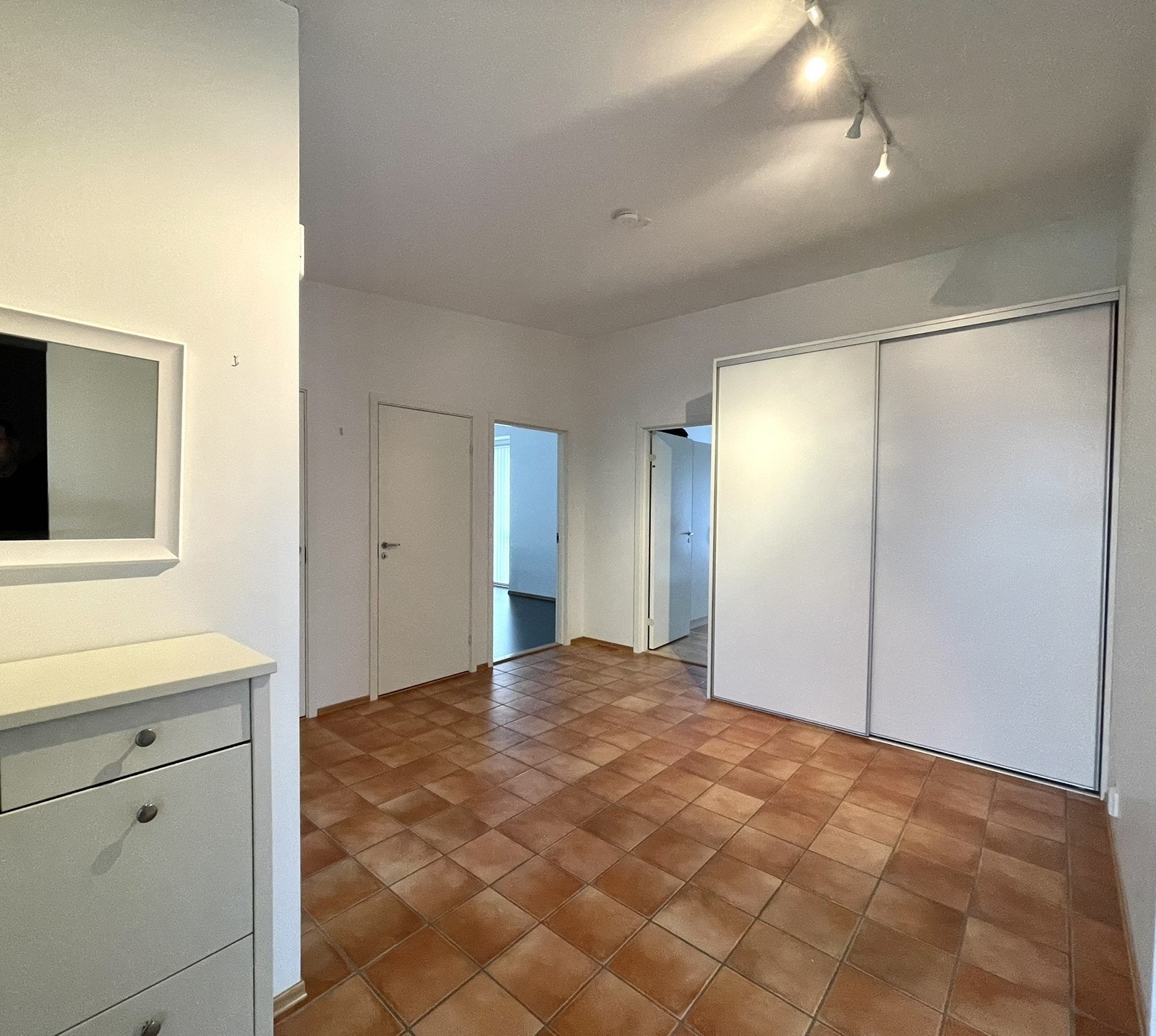 Gang med stort areal. Skyvedørsgarderobe med god plass. Galleribilde