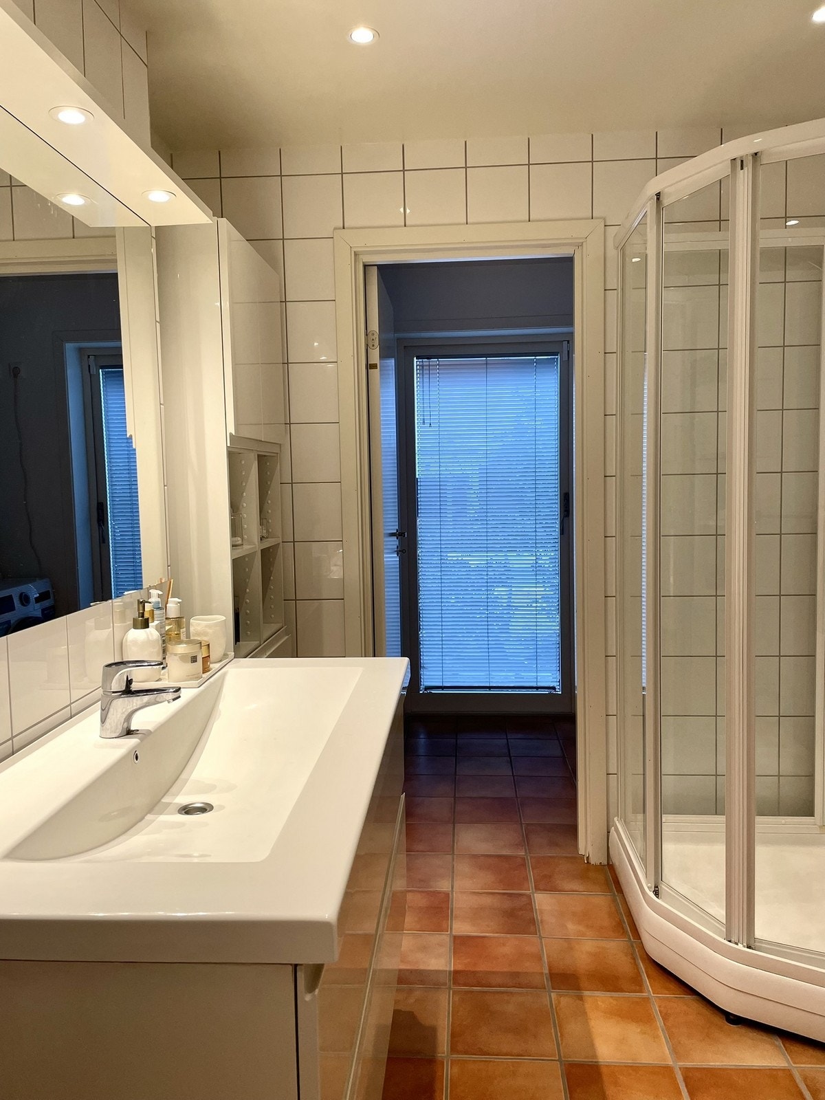 Bad med dusj, servant og toalett. Galleribilde