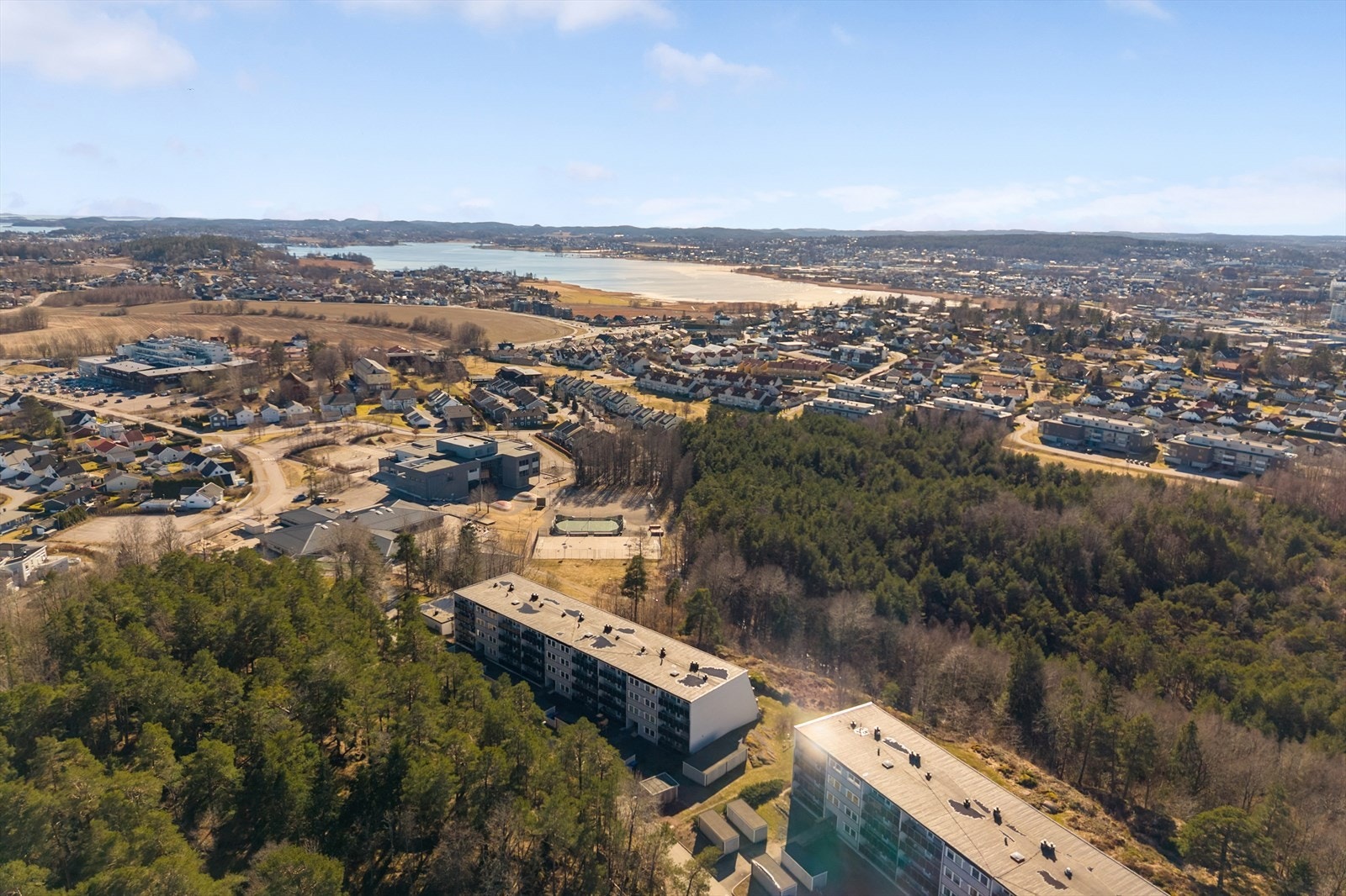 Alt på ett-plan i byggets 3. etasje og hvor vi bl.a. fremhever en svært innholdsrik og arealeffektiv og flott planløsning. Galleribilde