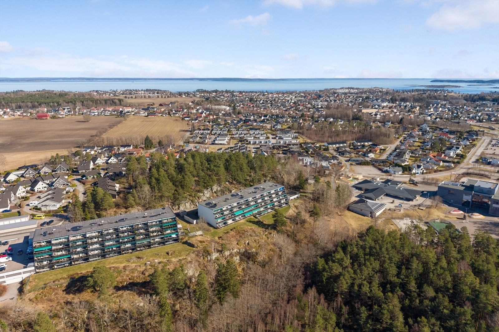 Sydvestvendt beliggende, vendt ut mot friarealer. Fin utsikt mot natur og skogsområde mot sydvest. Galleribilde