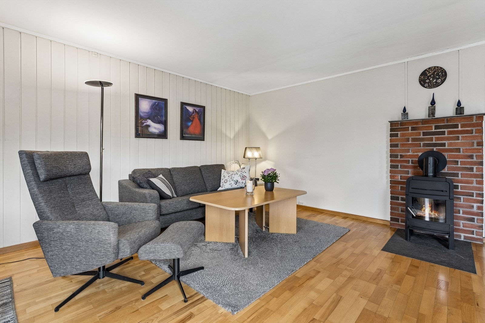 Vedovnen, plassert på en steinplate, gir både varme og en hyggelig atmosfære på kalde dager. Galleribilde