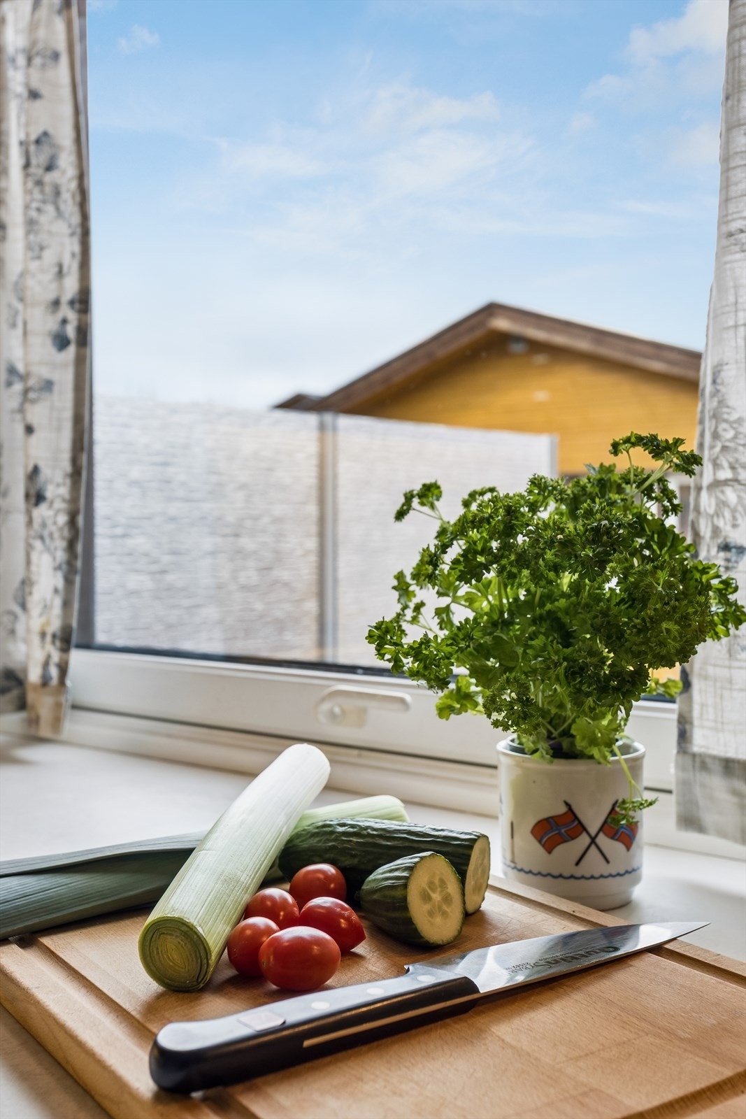 Godt med arbeidslys fra vinduet over benken. Galleribilde
